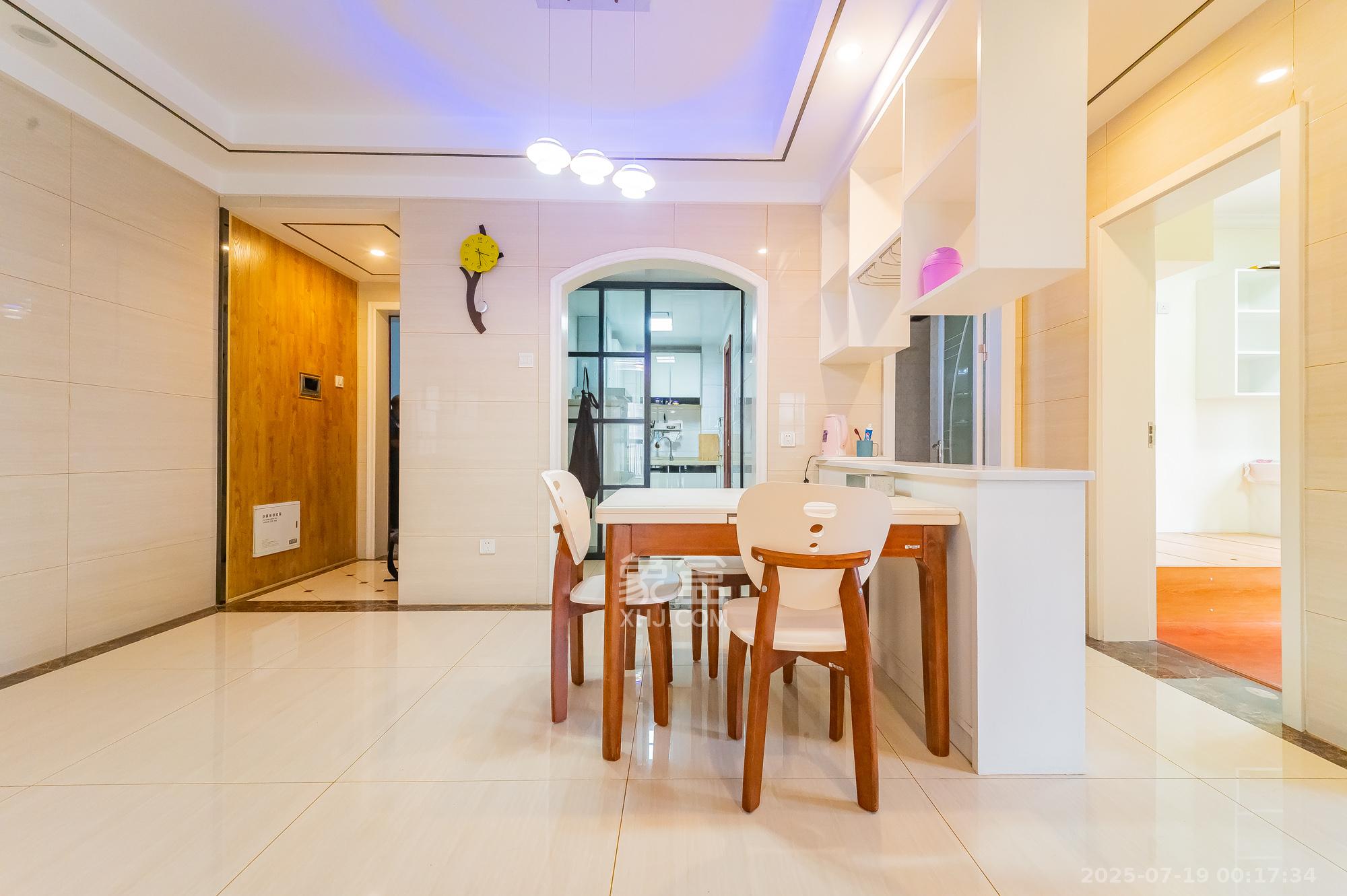 星湖湾一期高层  3室2厅1卫    76.8万客厅