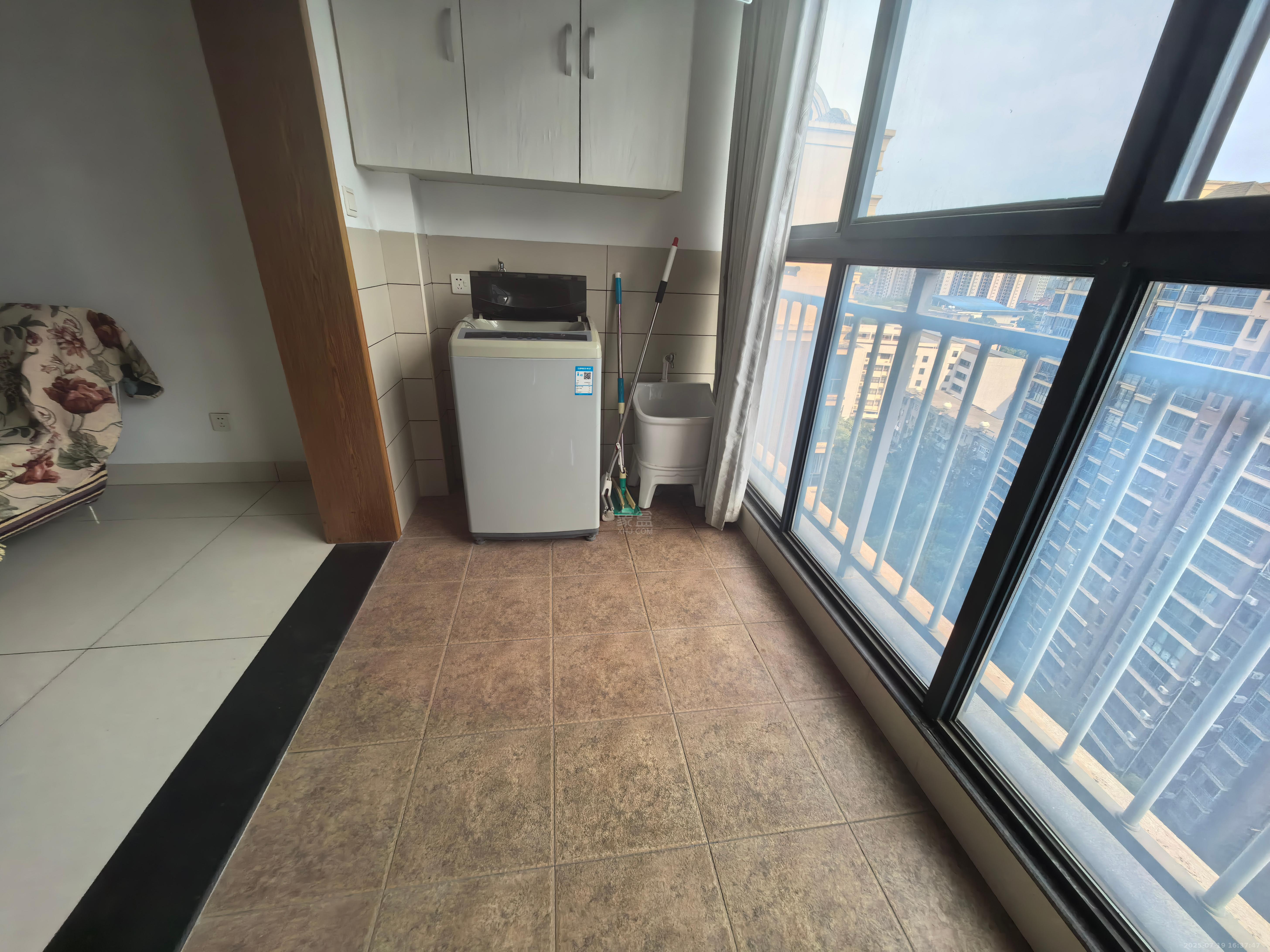 中央皇庭 2室1厅1卫 1300.0元/月 中央皇庭 2室1厅1卫 1300.0元/月室内图