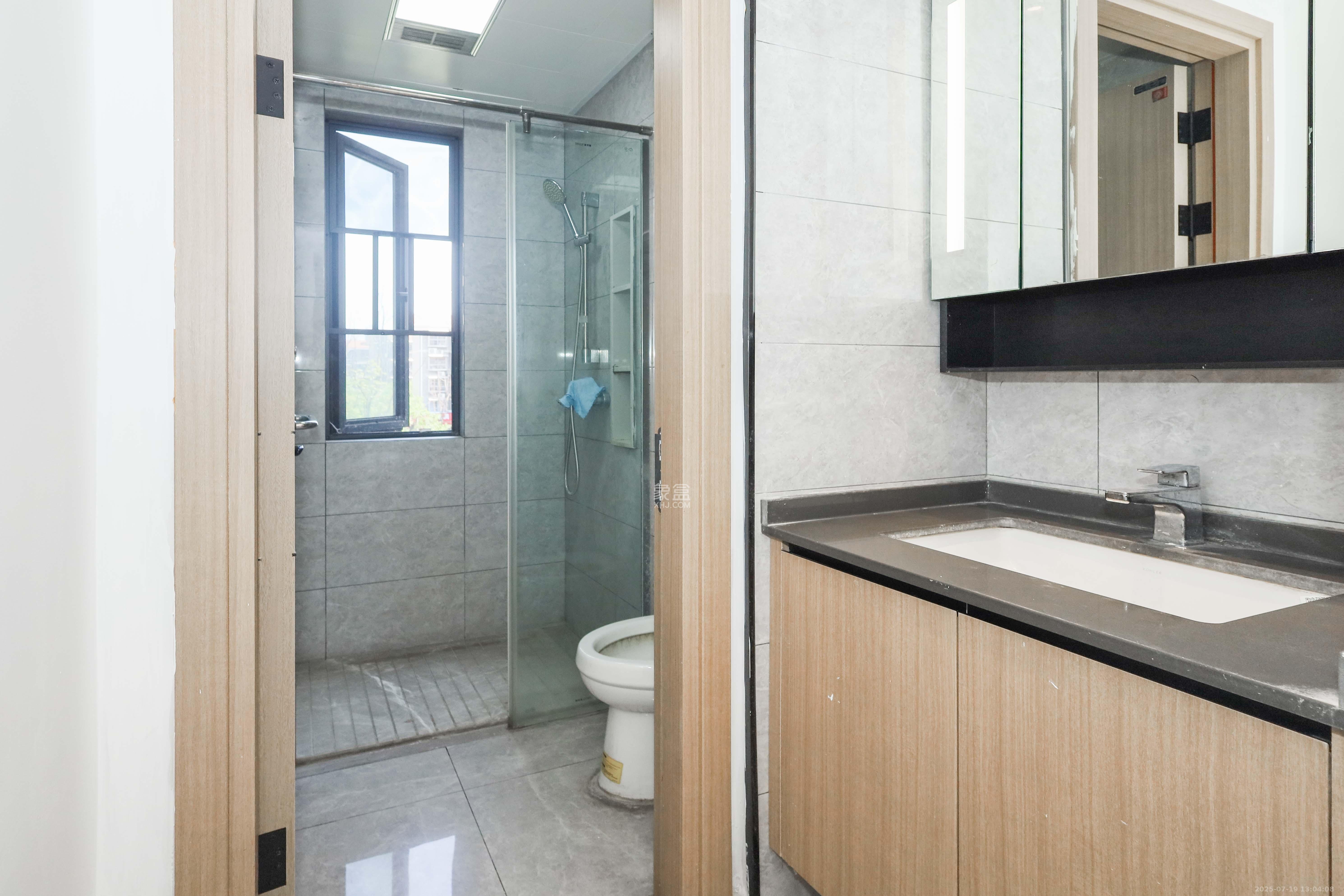 爱家当代境 4室2厅2卫 170.0万 爱家当代境 4室2厅2卫 170.0万卫生间