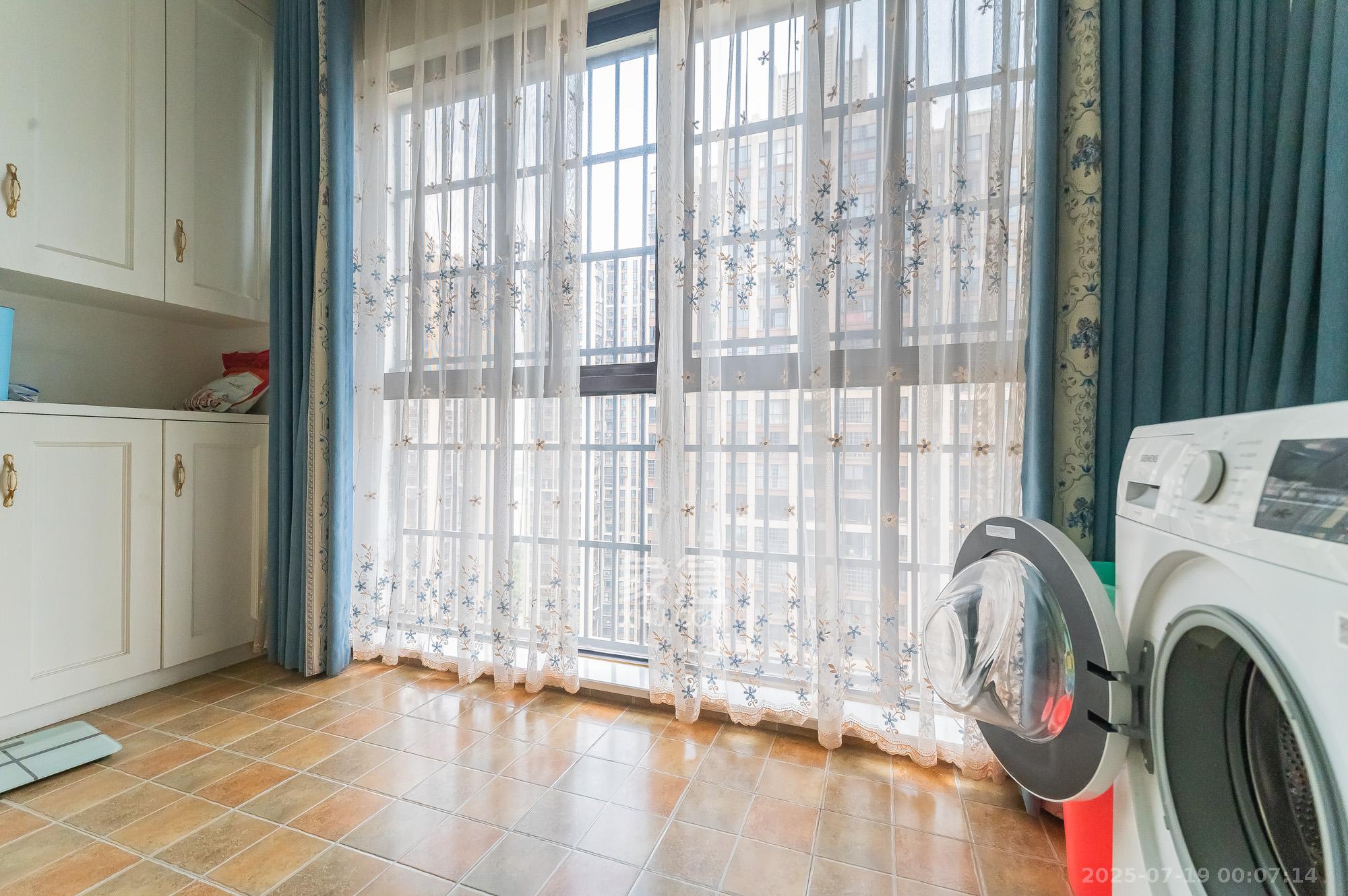 国泰九龙湾  4室2厅2卫    99.9万 国泰九龙湾  4室2厅2卫    99.9万阳台