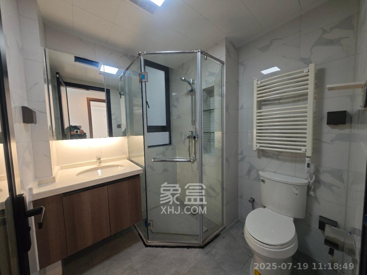 绿地V岛  2室2厅2卫    3500.0元/月室内图