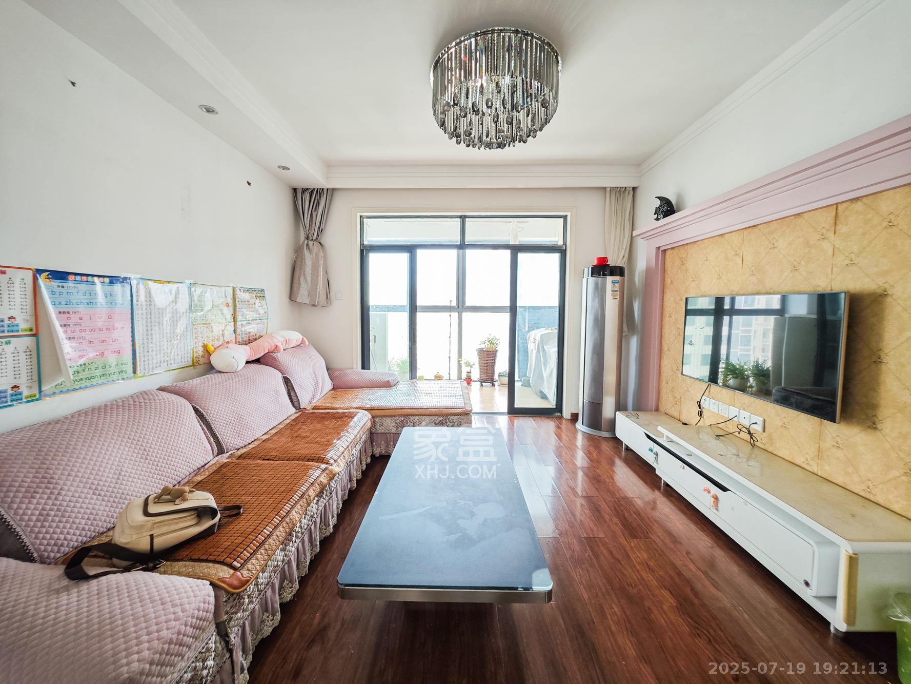 秀峰景园（领秀峰）  3室2厅2卫    75.0万客厅