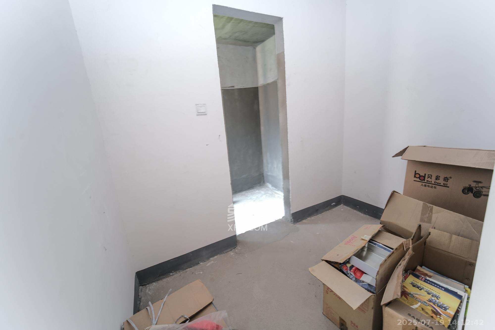 三一街区  3室2厅2卫   81.00万其他