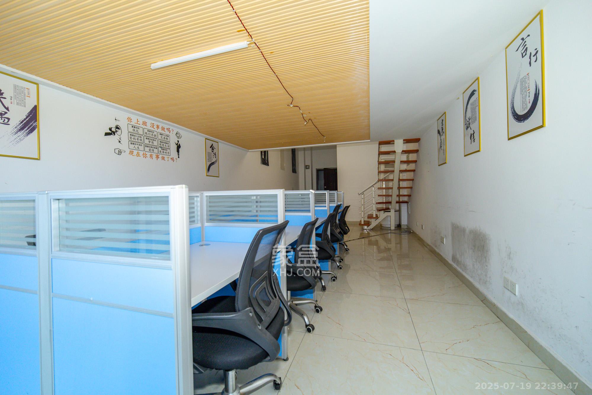 金科时代中心 1室1厅1卫 31.99万 金科时代中心 1室1厅1卫 31.99万客厅