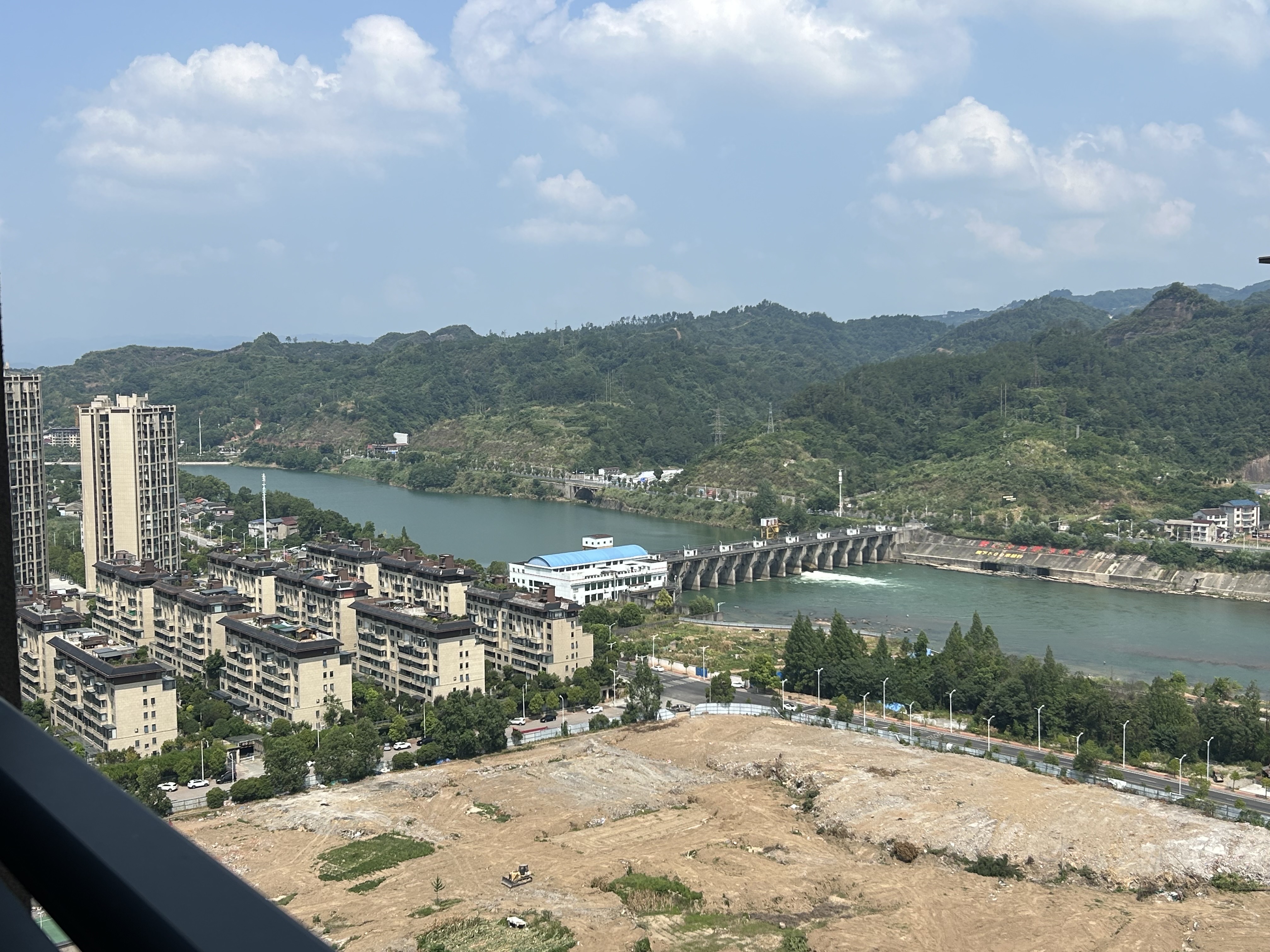 西溪凤凰城  3室2厅2卫    53.8万 西溪凤凰城  3室2厅2卫    53.8万客厅