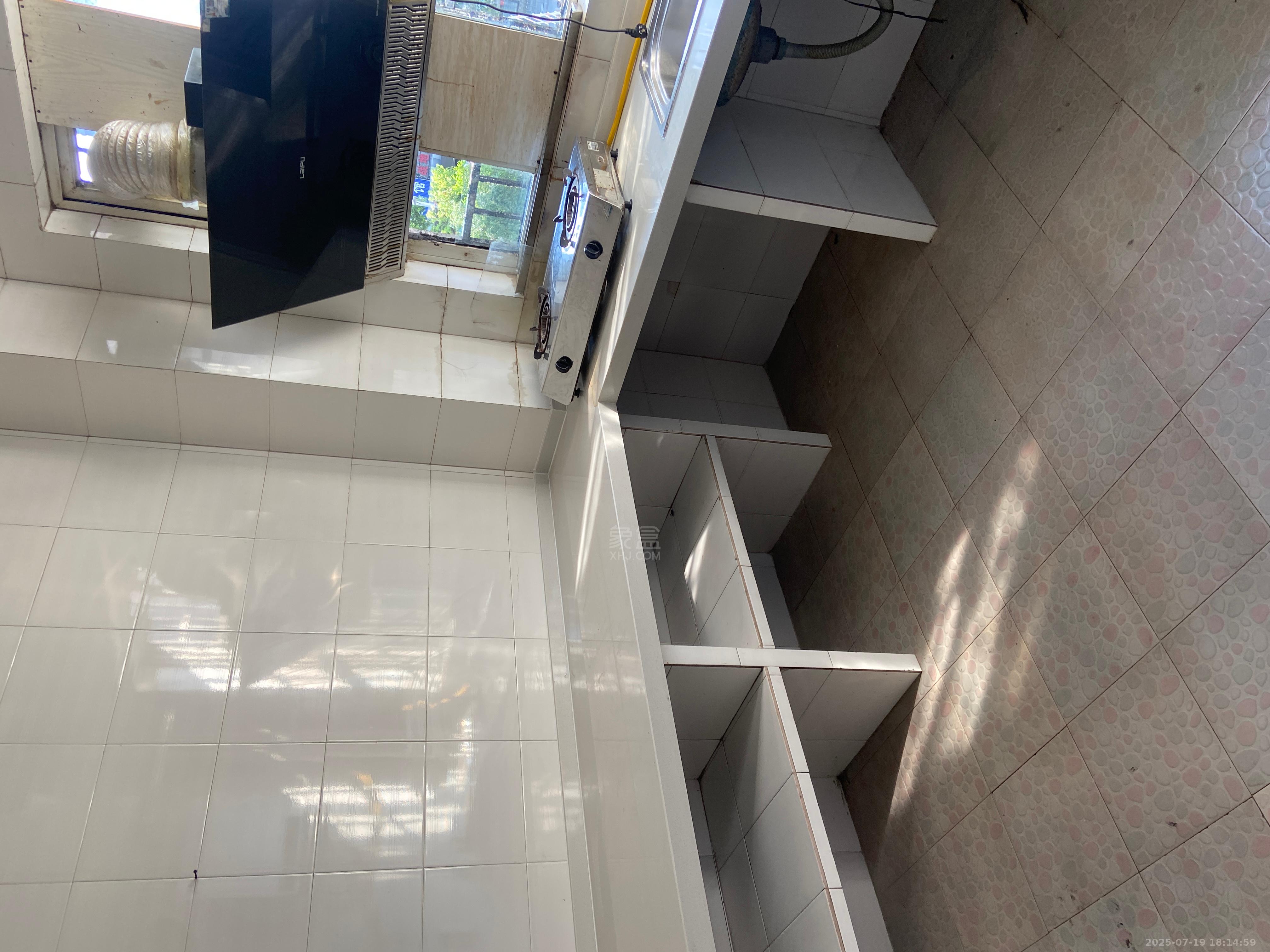 荷叶塘农贸市场综合楼 3室2厅1卫 1200.0元/月 荷叶塘农贸市场综合楼 3室2厅1卫 1200.0元/月室内图