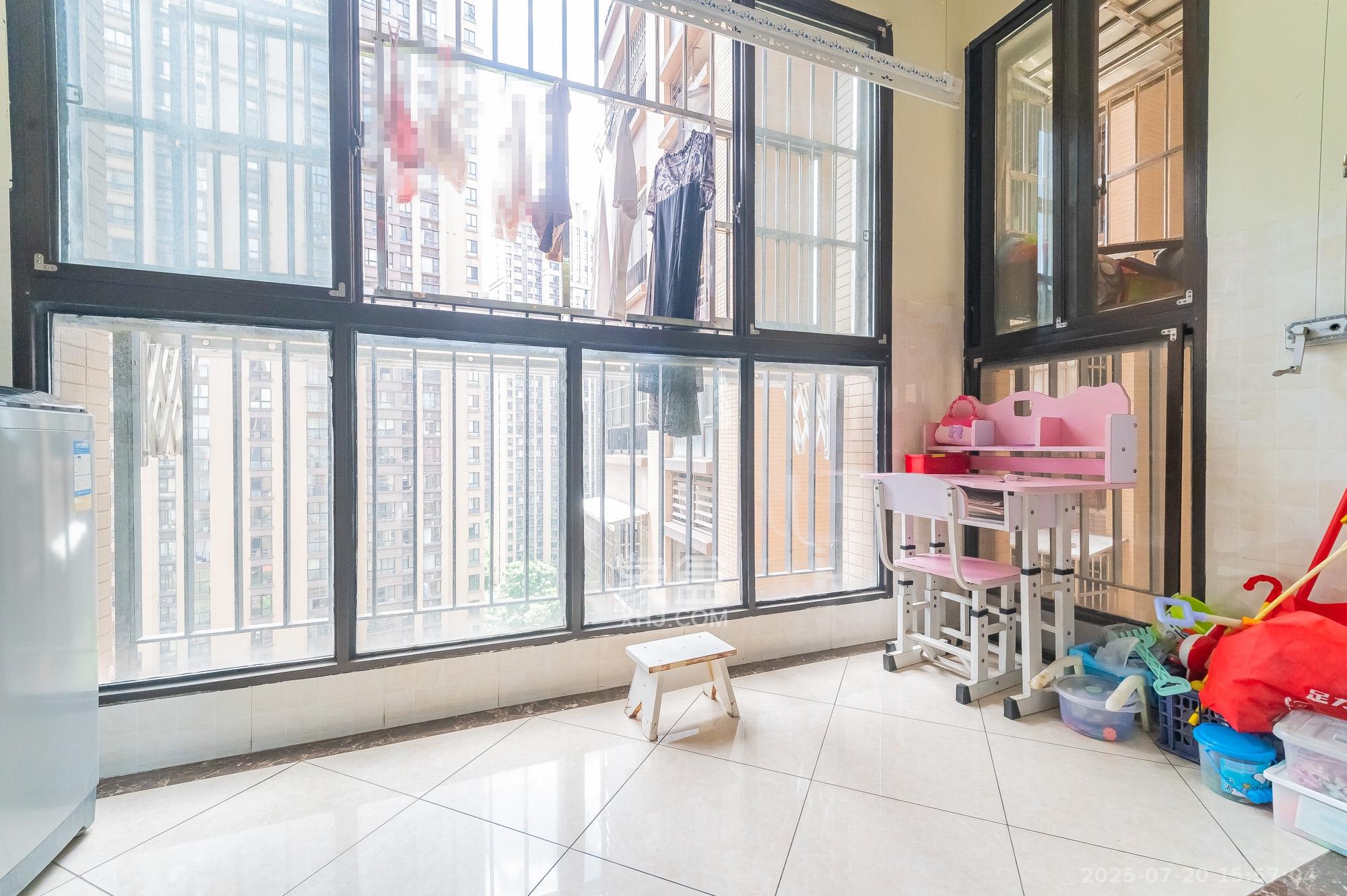 华润凤凰城三期 3室2厅2卫 90.0万 华润凤凰城三期 3室2厅2卫 90.0万阳台