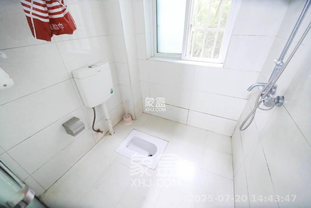 嘉盛华庭(一期、二期、三期) 3室2厅2卫 2800.0元/月 嘉盛华庭(一期、二期、三期) 3室2厅2卫 2800.0元/月室内图