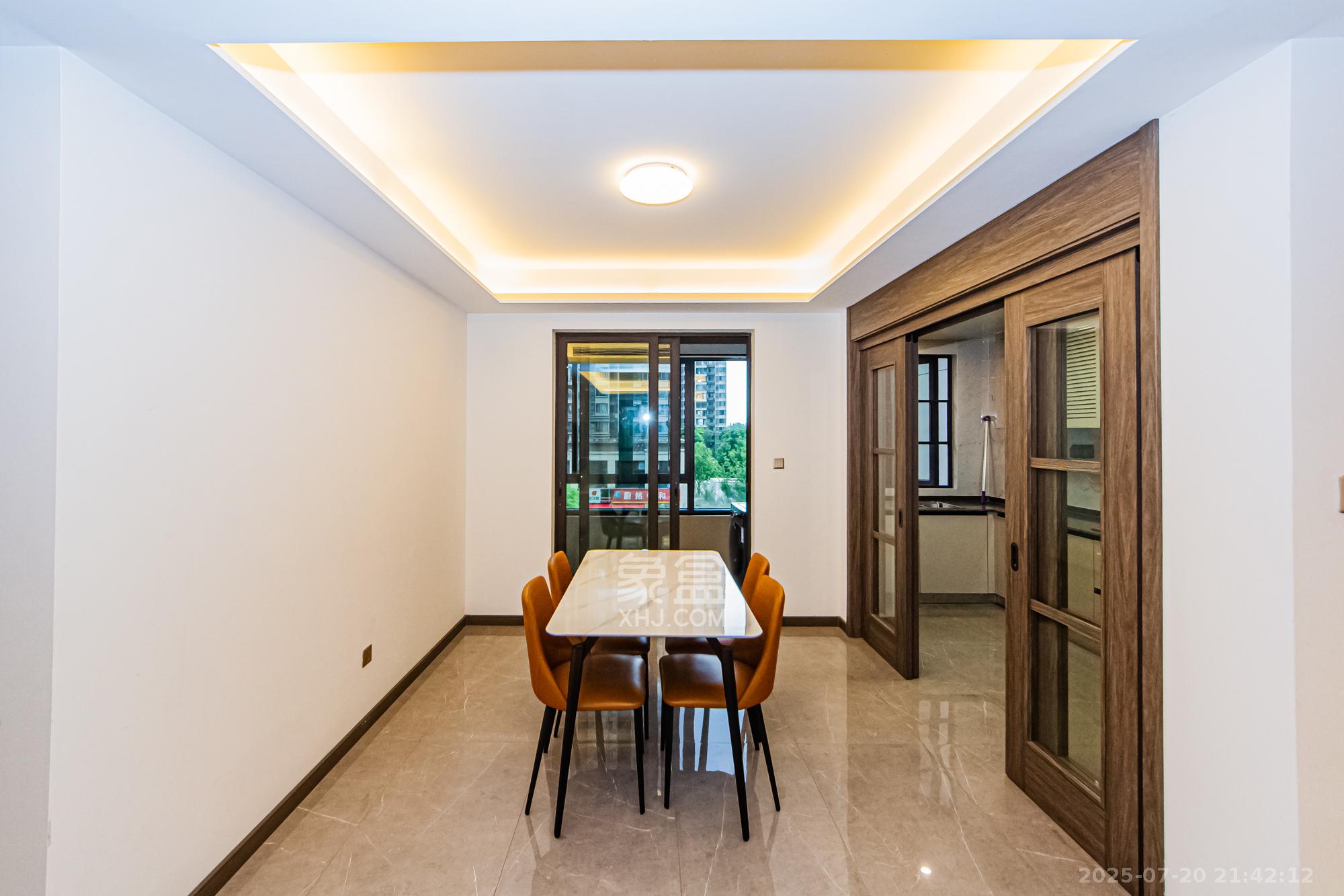 龙湖春江天玺 4室2厅2卫 215.0万 龙湖春江天玺 4室2厅2卫 215.0万客厅