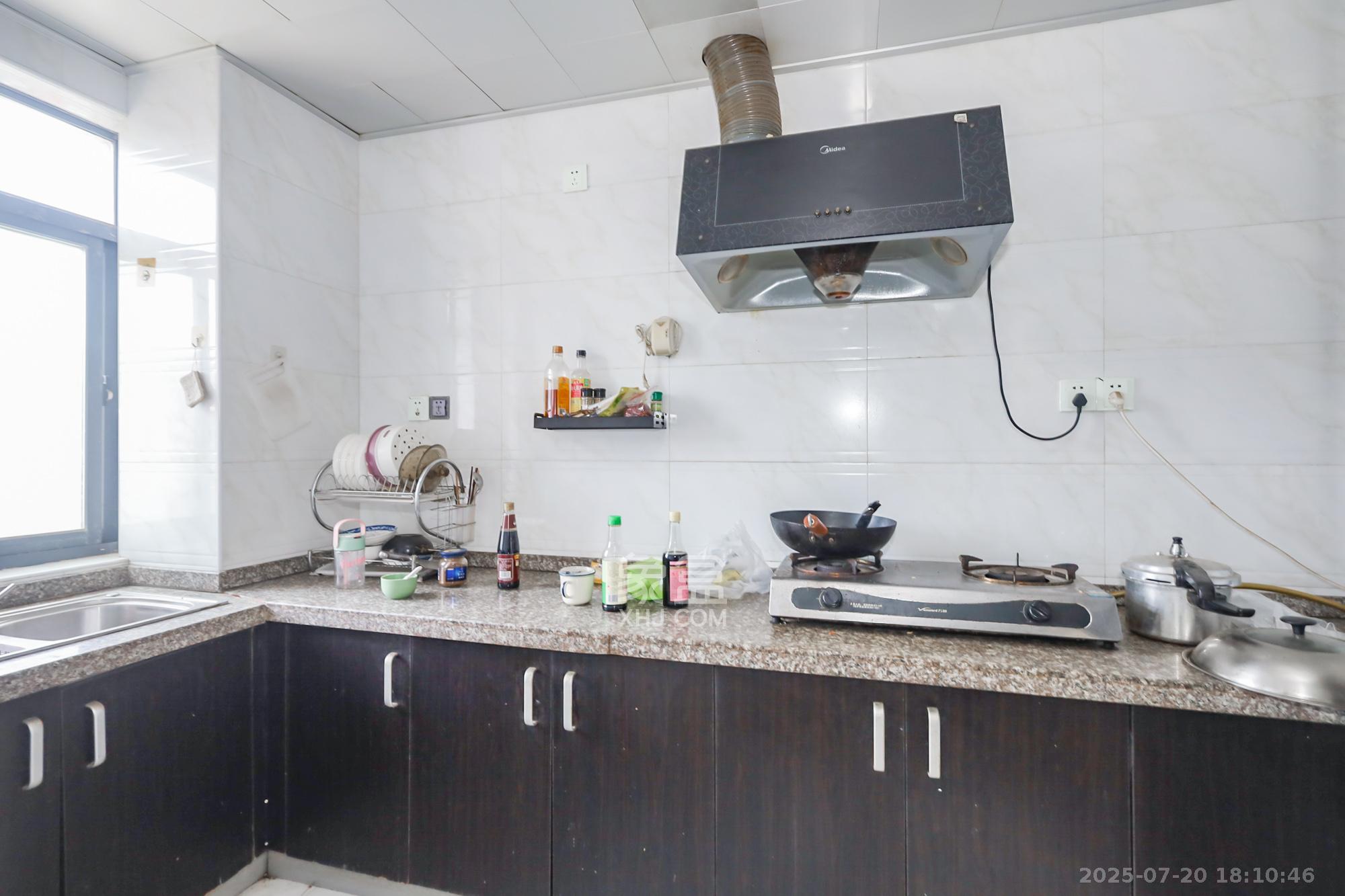 天骄福邸  3室2厅1卫    120.0万 天骄福邸  3室2厅1卫    120.0万厨房