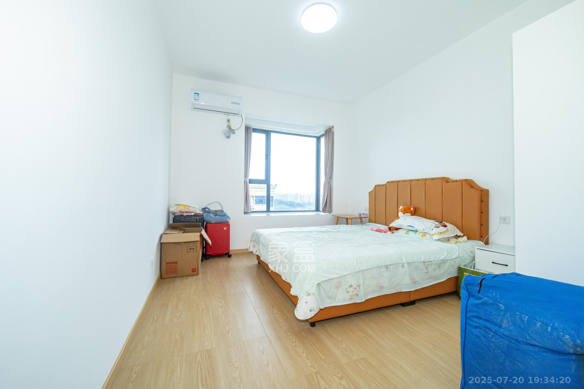 九玺铭城(九玺华府) 3室2厅2卫 99.0万 九玺铭城(九玺华府) 3室2厅2卫 99.0万卧室