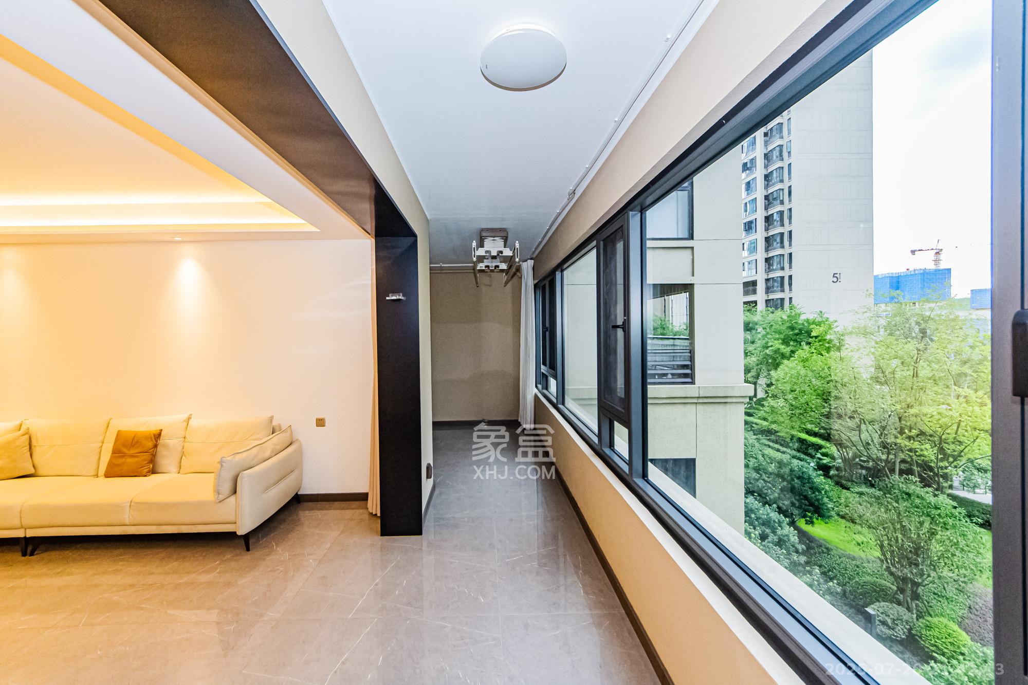 龙湖春江天玺 4室2厅2卫 215.0万 龙湖春江天玺 4室2厅2卫 215.0万阳台