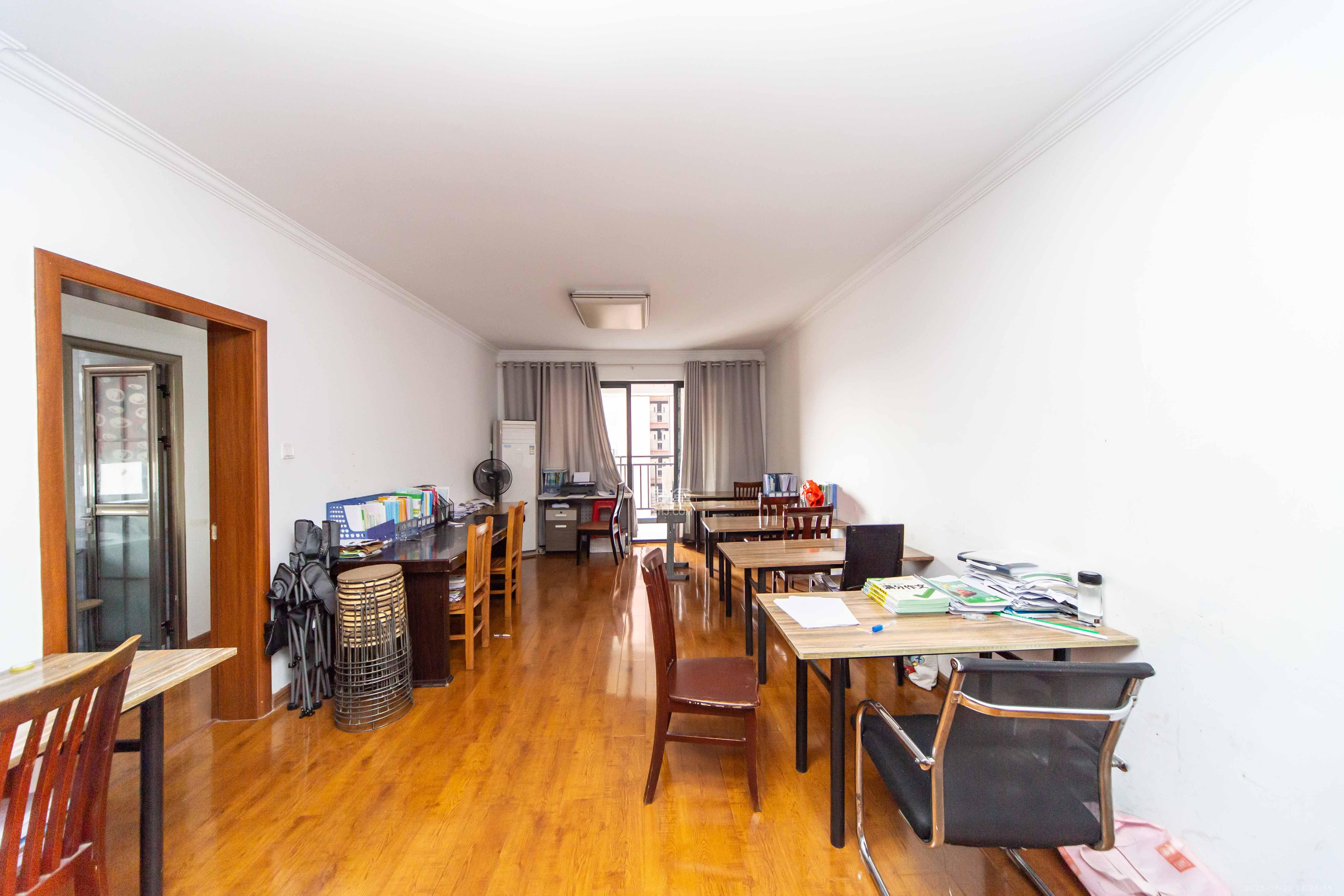 半山壹号  3室2厅2卫    3000.0元/月室内图