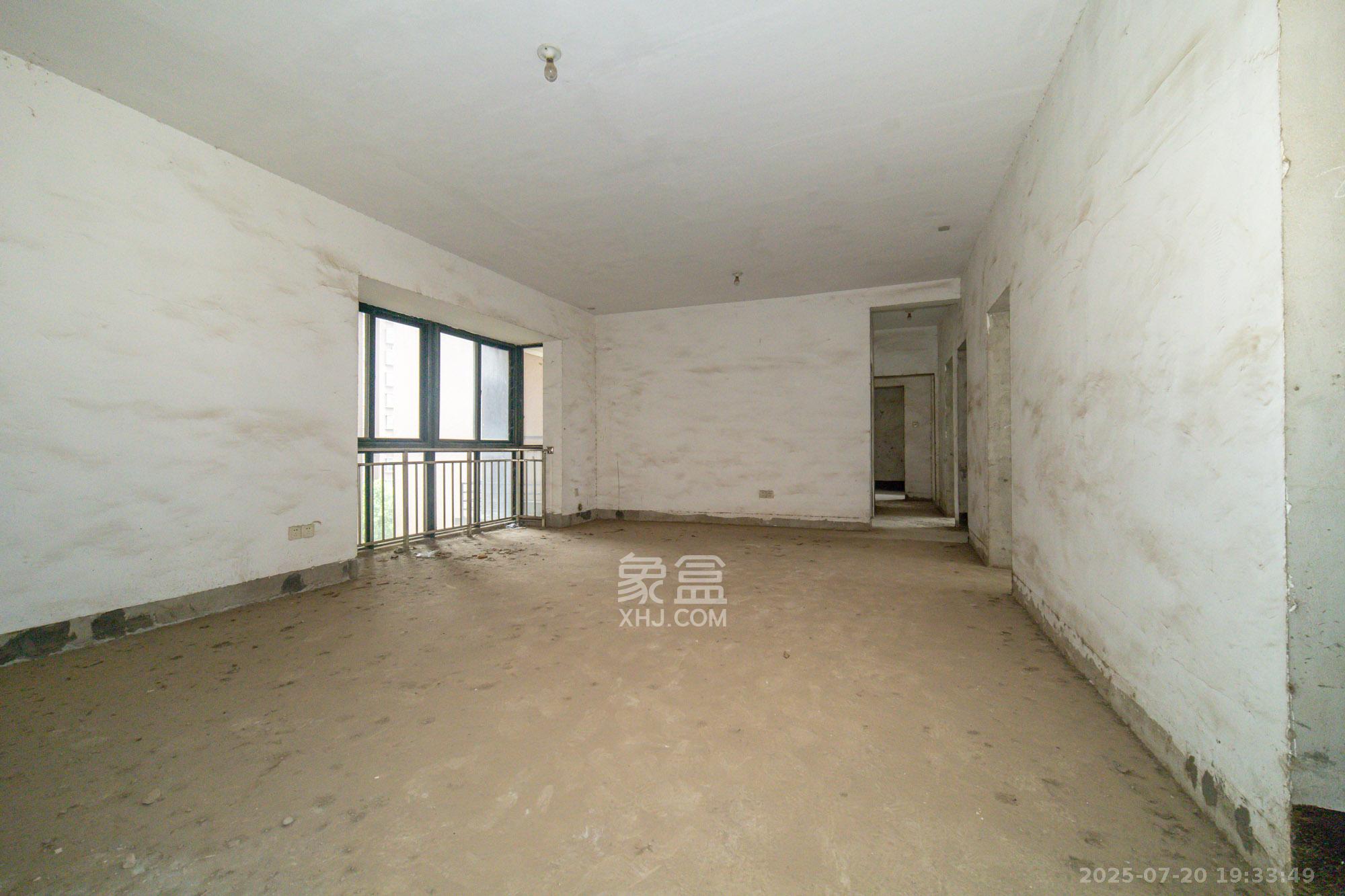 银盘鑫城  4室2厅2卫    58.0万 银盘鑫城  4室2厅2卫    58.0万客厅