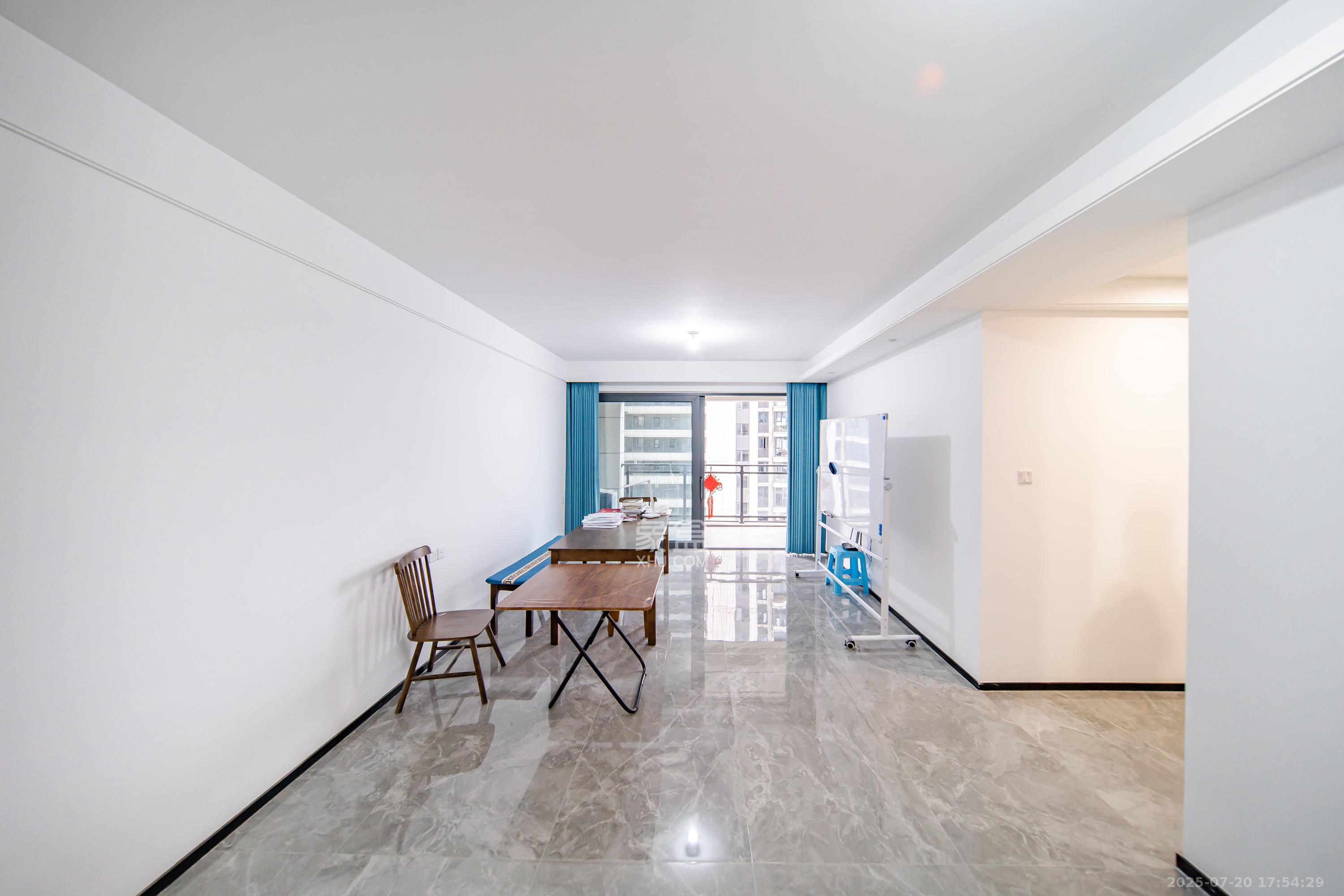 保利天汇 3室2厅2卫 132.0万 保利天汇 3室2厅2卫 132.0万客厅