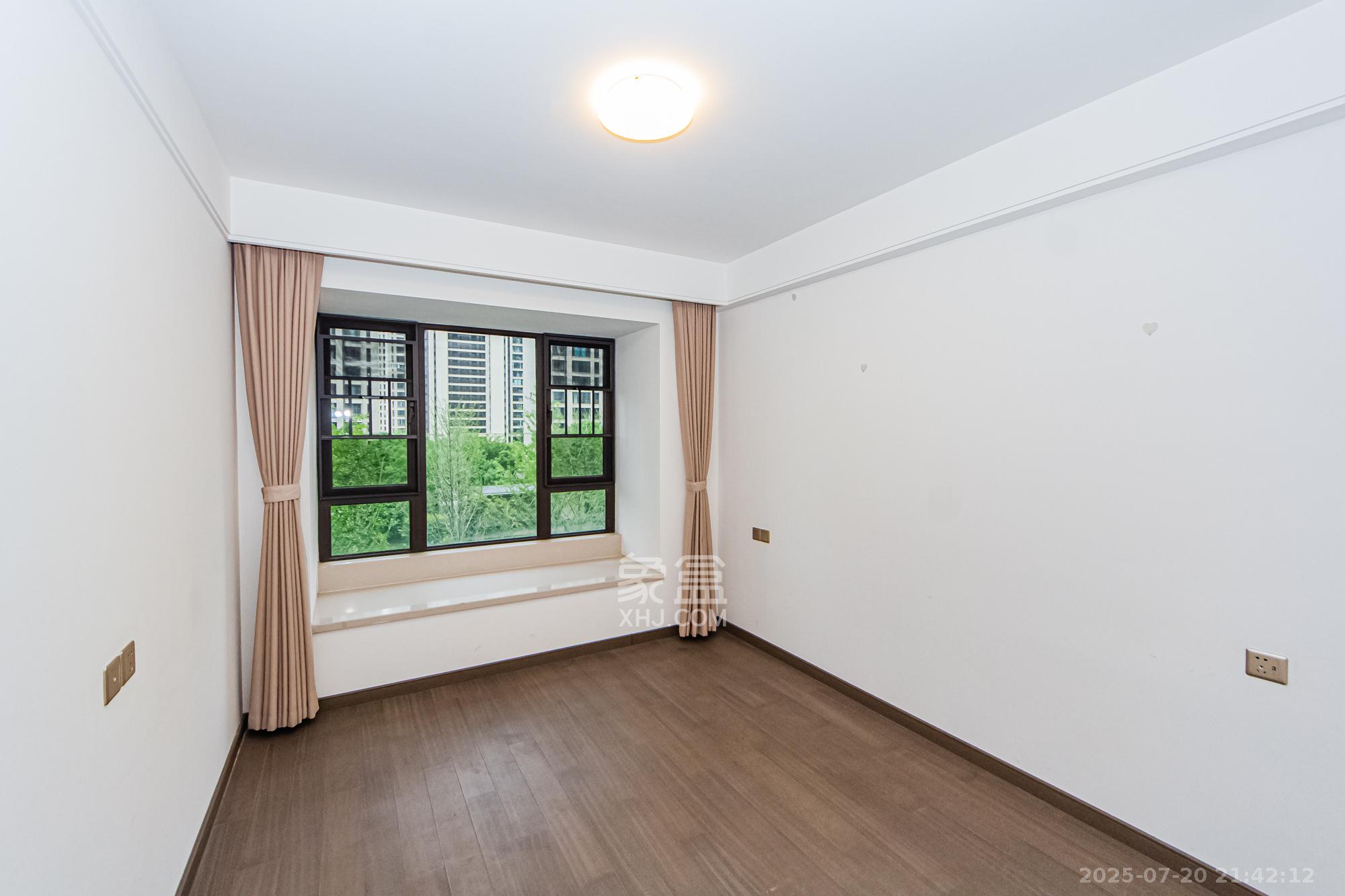 龙湖春江天玺 4室2厅2卫 215.0万 龙湖春江天玺 4室2厅2卫 215.0万卧室