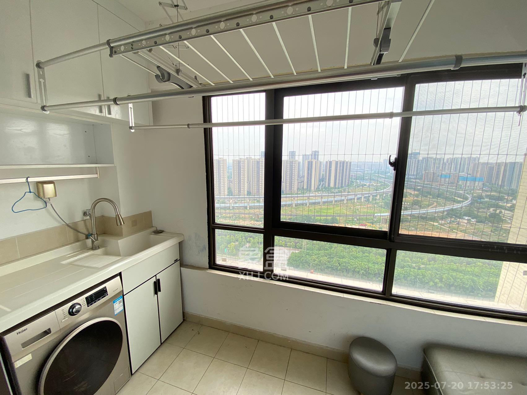 阳光城尚东湾蓝莓苑  3室2厅1卫    2500.0元/月室内图