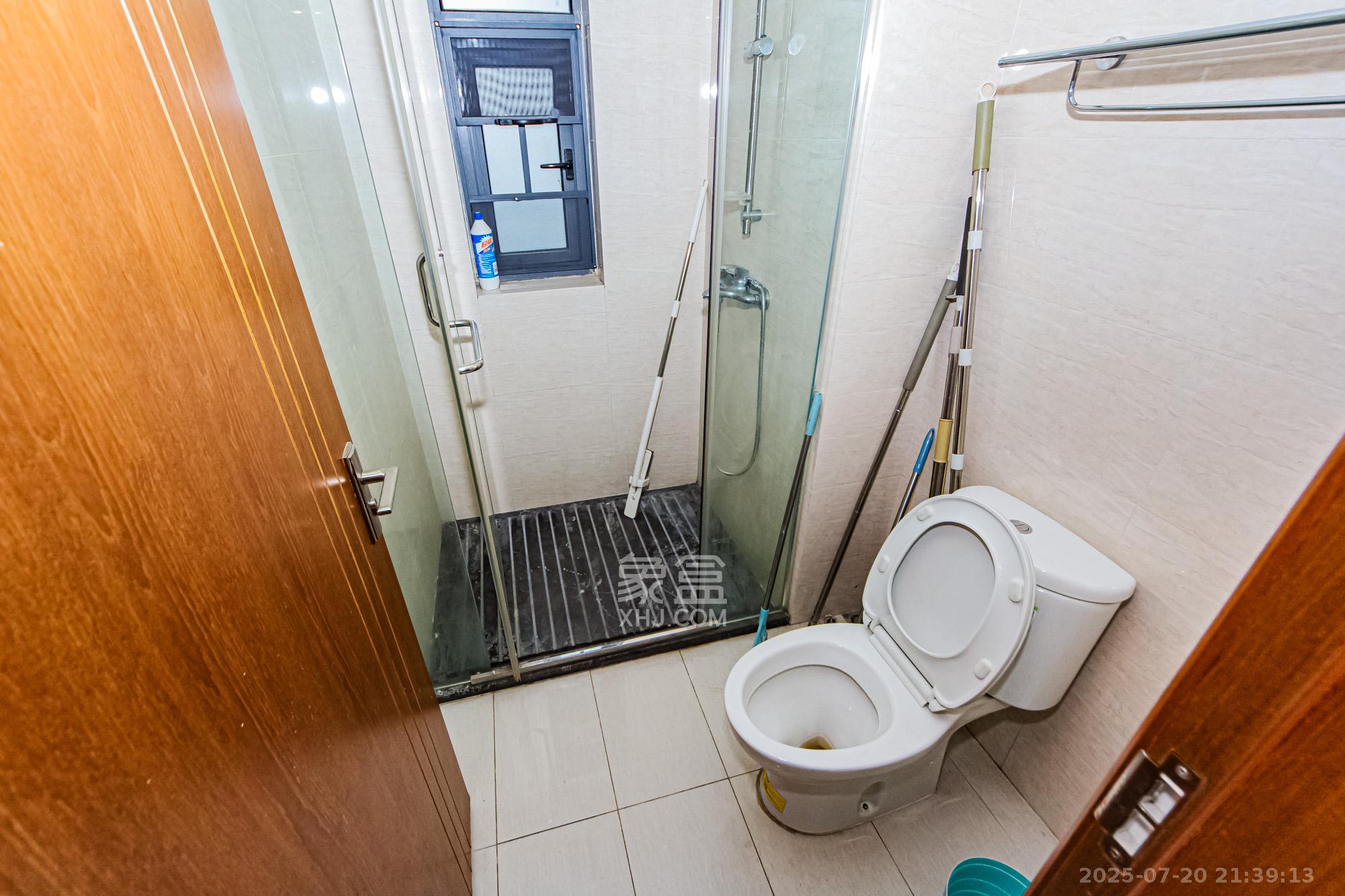 珠江好世界 4室2厅2卫 155.0万 珠江好世界 4室2厅2卫 155.0万卫生间