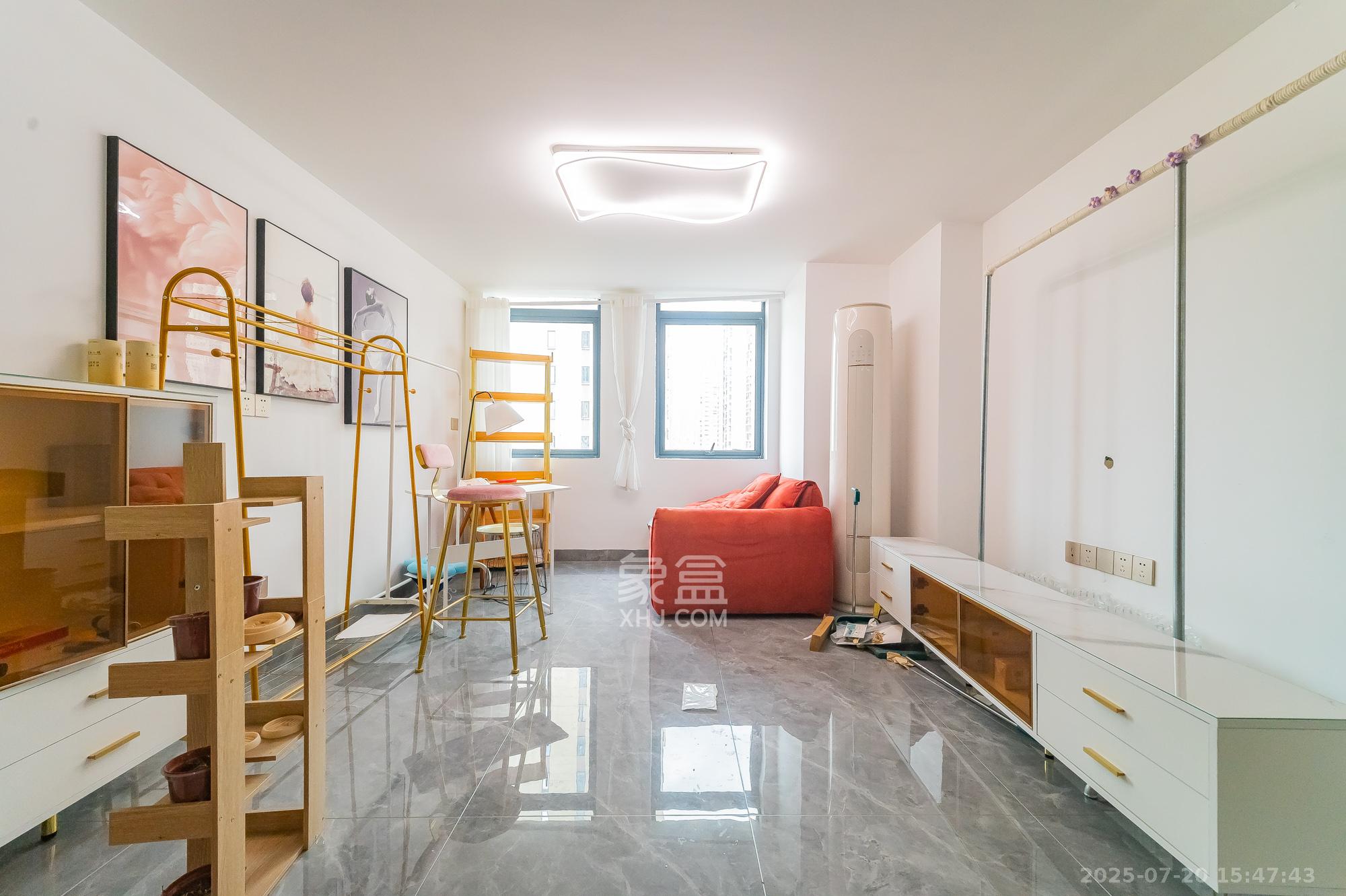 华润置地广场二期  2室1厅1卫    28.0万 华润置地广场二期  2室1厅1卫    28.0万客厅