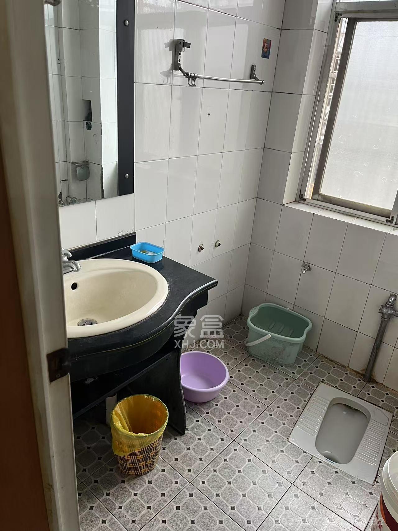 莲湖汽车饰品城(莲湖公寓) 2室1厅1卫 1500.0元/月 莲湖汽车饰品城(莲湖公寓) 2室1厅1卫 1500.0元/月室内图