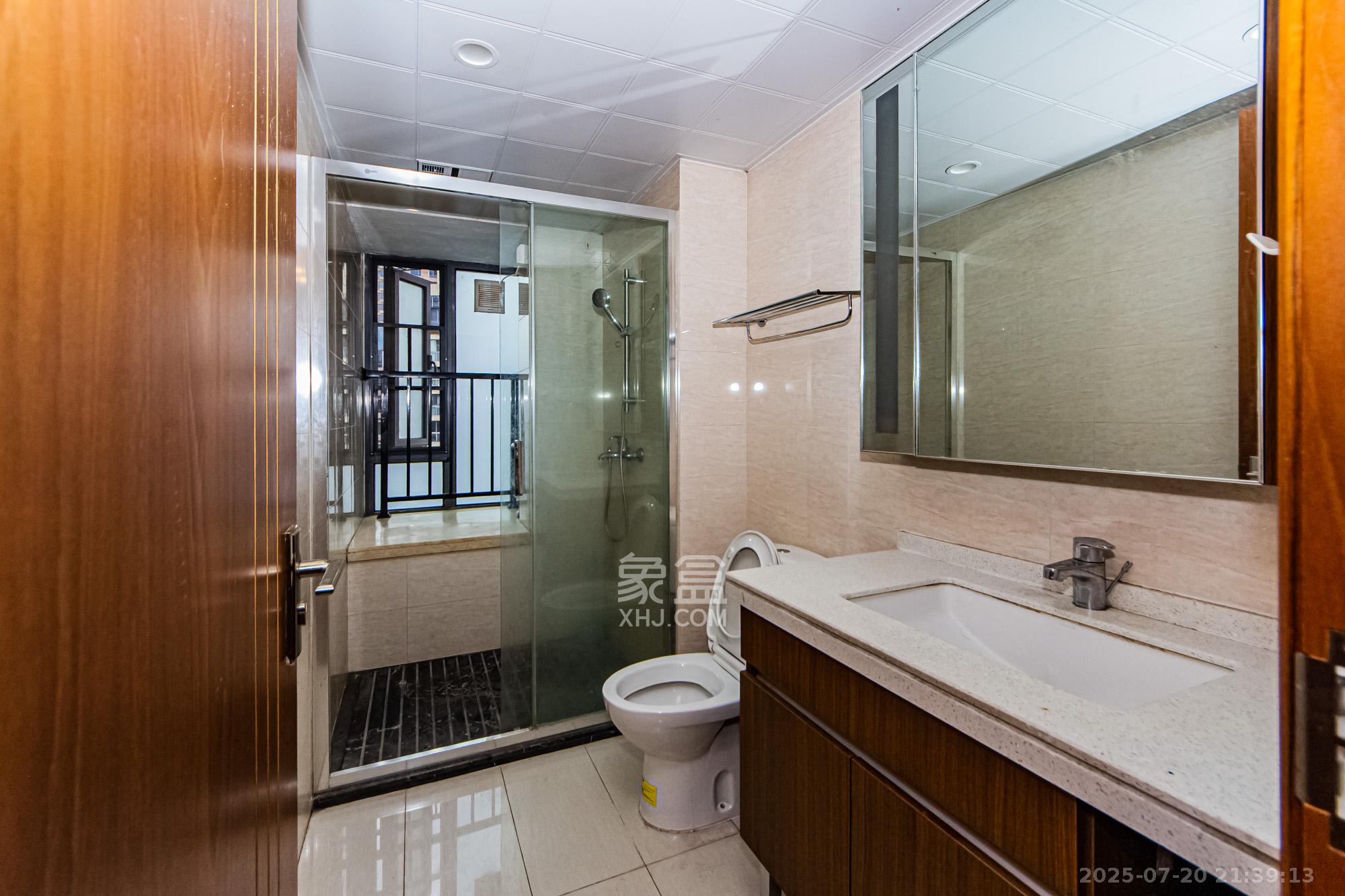 珠江好世界 4室2厅2卫 155.0万 珠江好世界 4室2厅2卫 155.0万卫生间