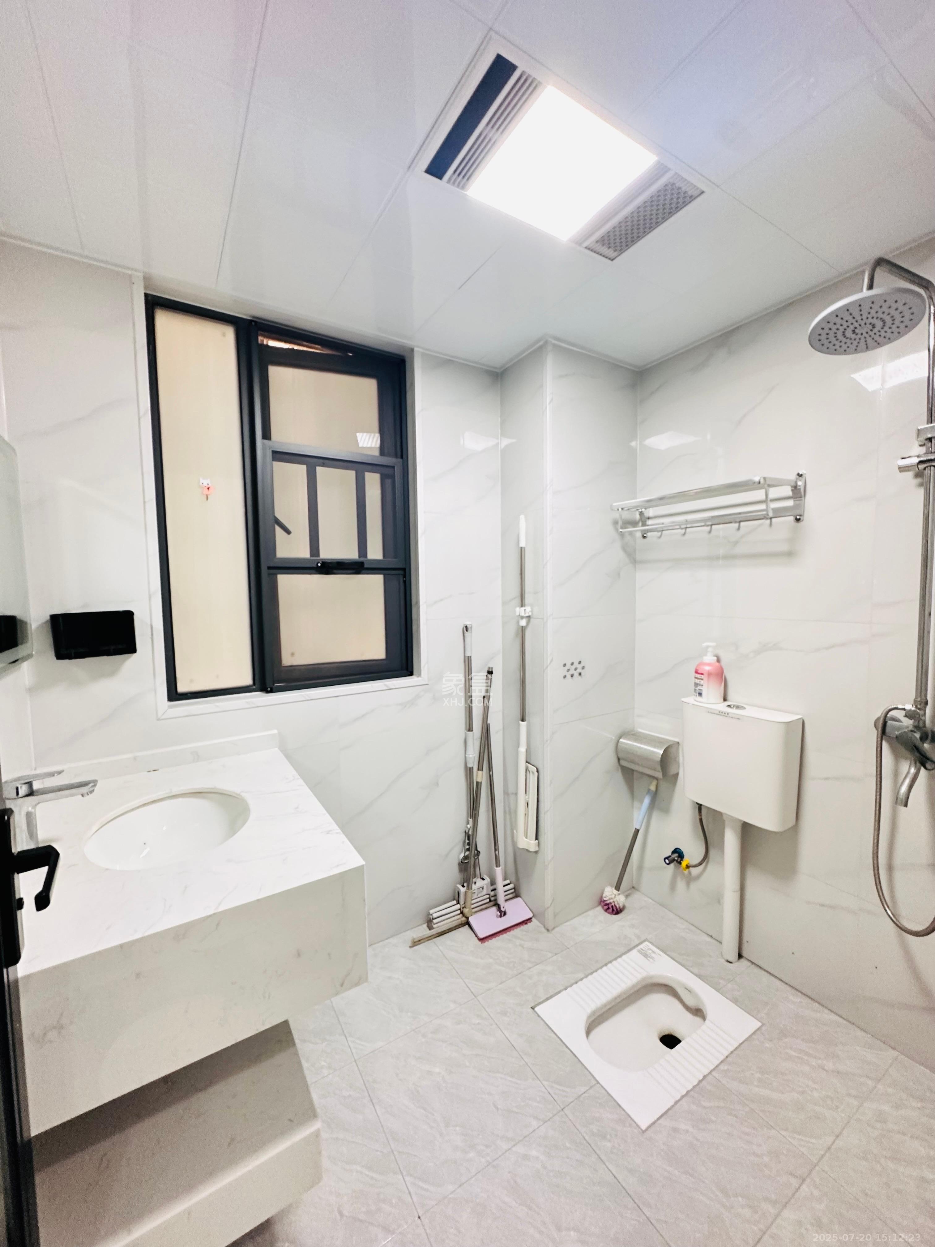 雷锋机电市场一期  1室0厅0卫    1600.0元/月 雷锋机电市场一期  1室0厅0卫    1600.0元/月室内图