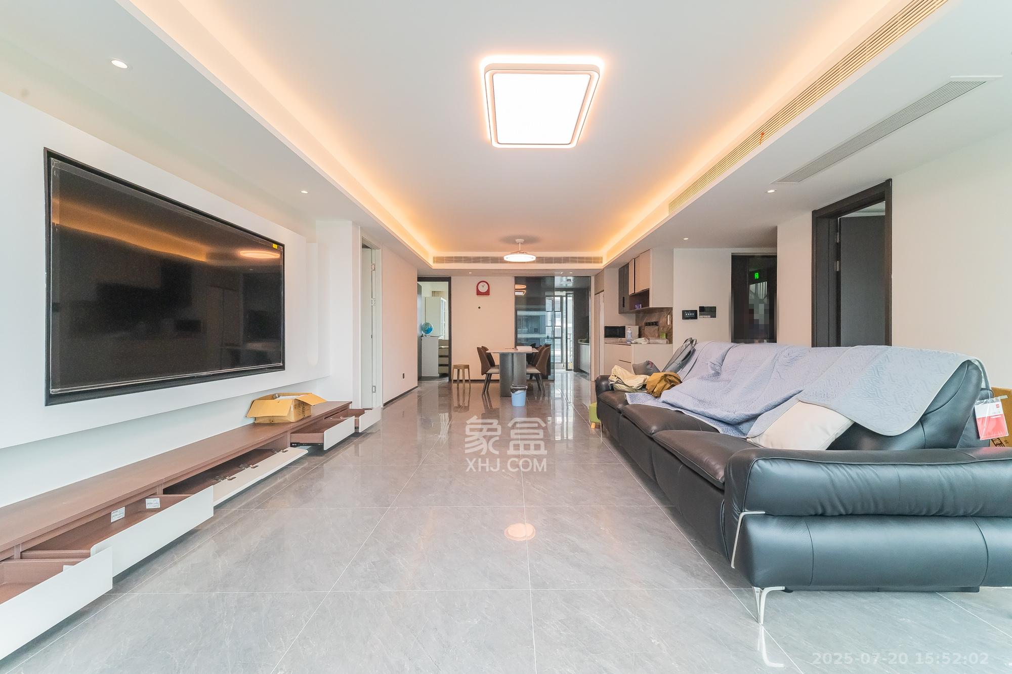 万科松湖天地  4室2厅2卫    222.5万客厅