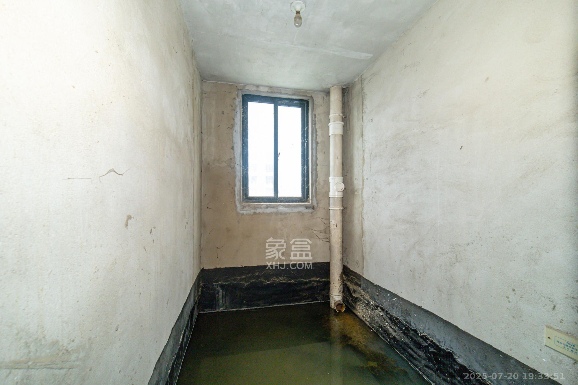 银盘鑫城  4室2厅2卫    58.0万 银盘鑫城  4室2厅2卫    58.0万卫生间