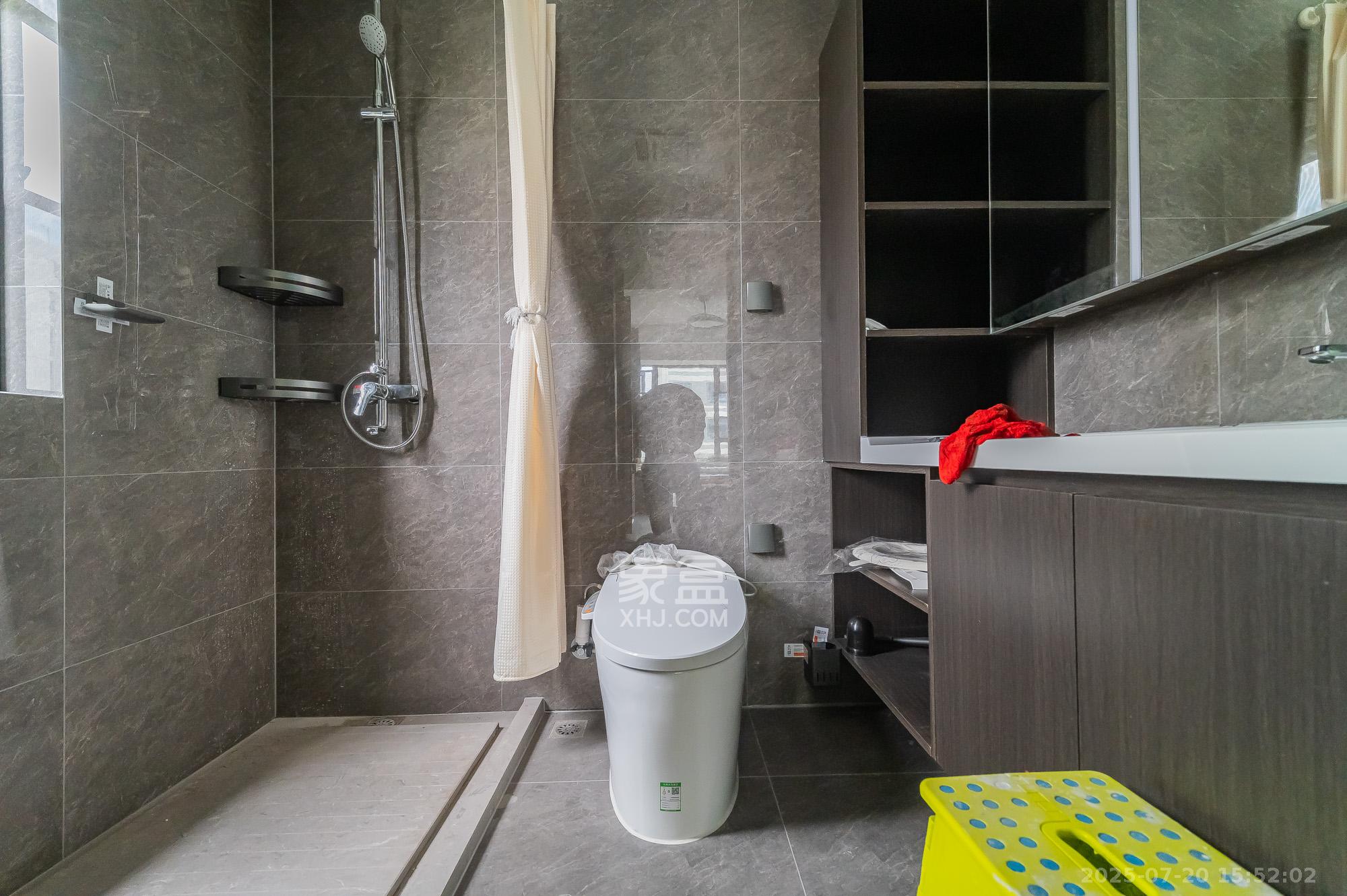 万科松湖天地  4室2厅2卫    222.5万卫生间