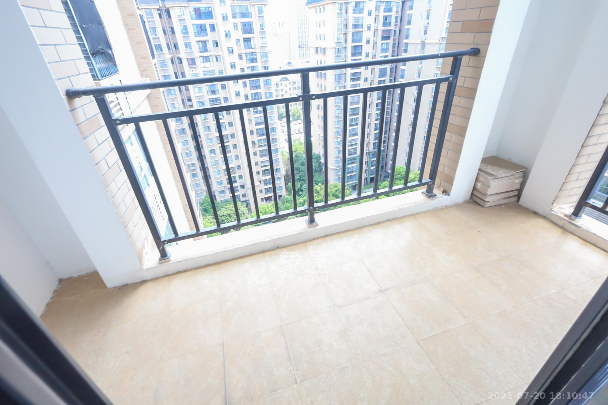 天骄福邸  3室2厅1卫    120.0万 天骄福邸  3室2厅1卫    120.0万阳台