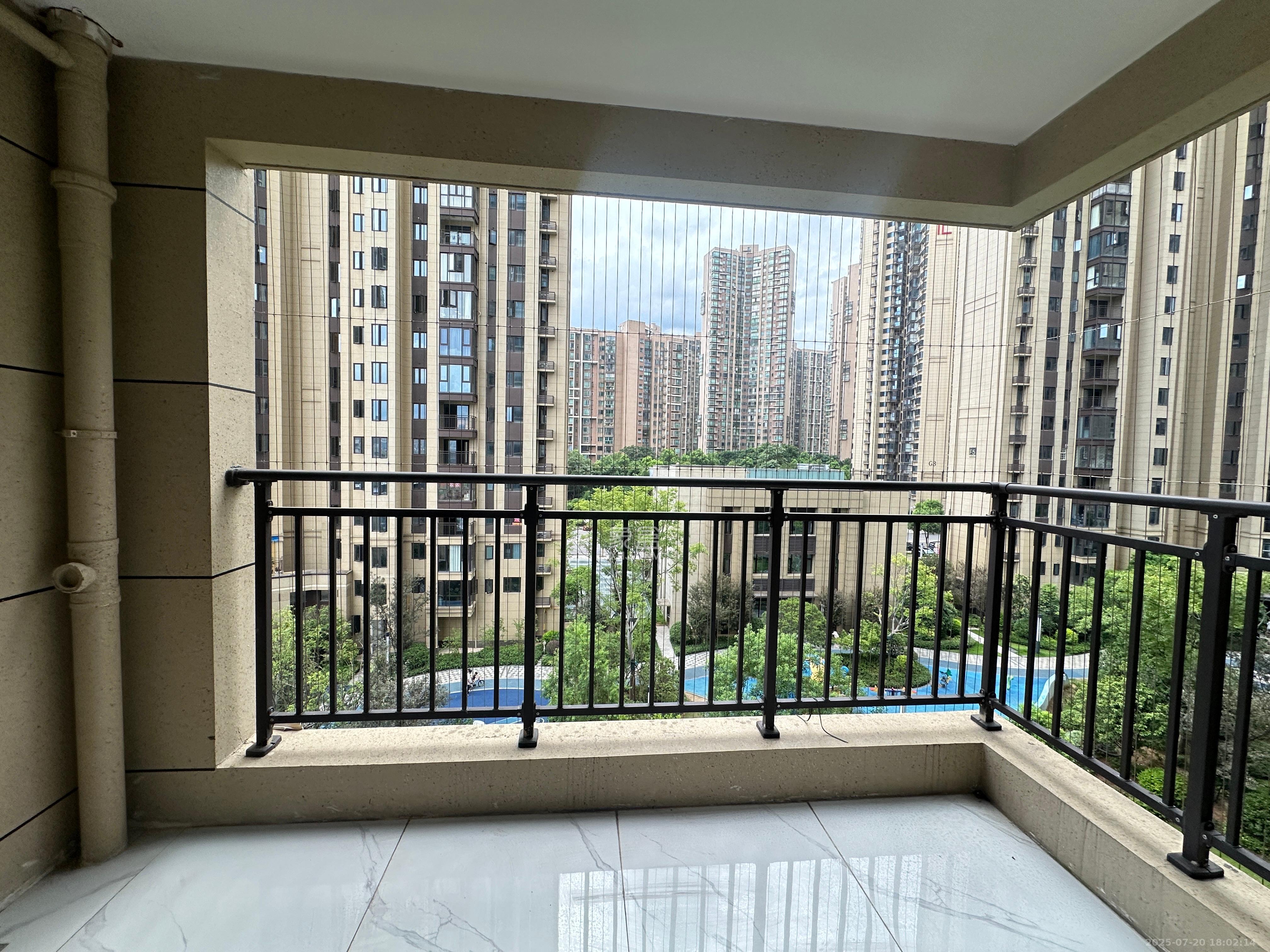 保利大都汇四期 3室2厅2卫 3300.0元/月 保利大都汇四期 3室2厅2卫 3300.0元/月室内图