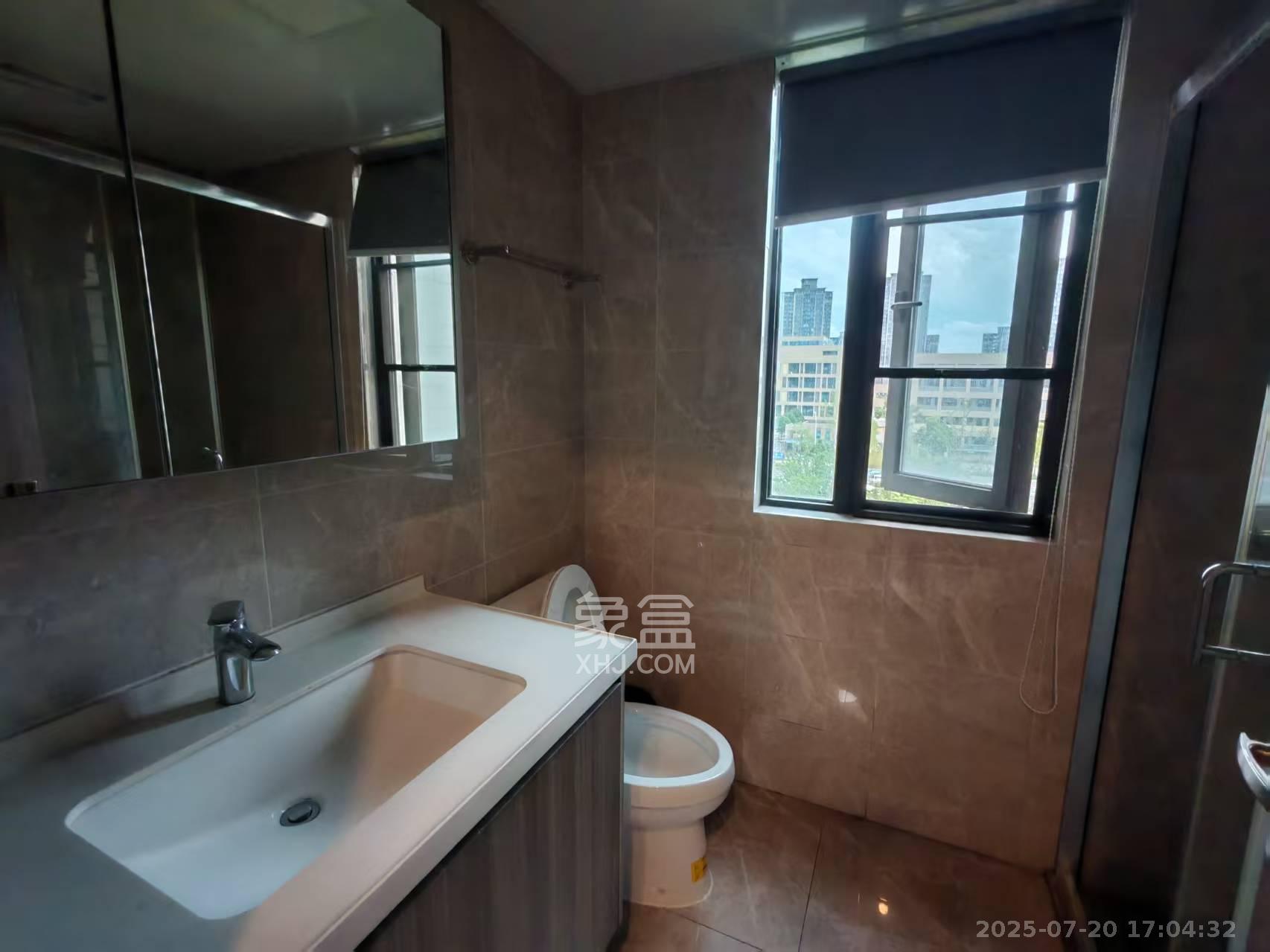 中海阅麓山一期  4室2厅2卫   3700.00元/月室内图
