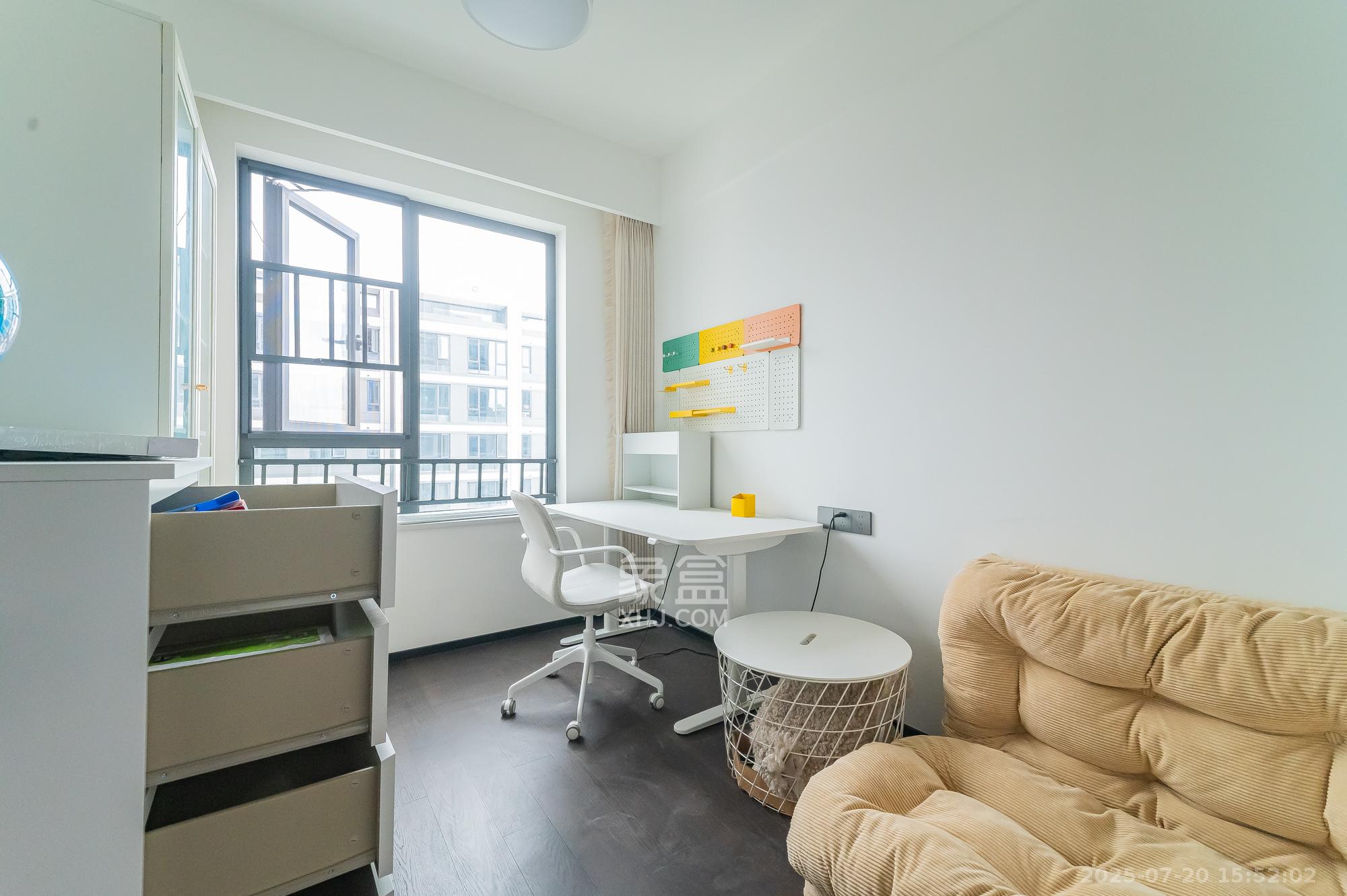 万科松湖天地  4室2厅2卫    222.5万卧室