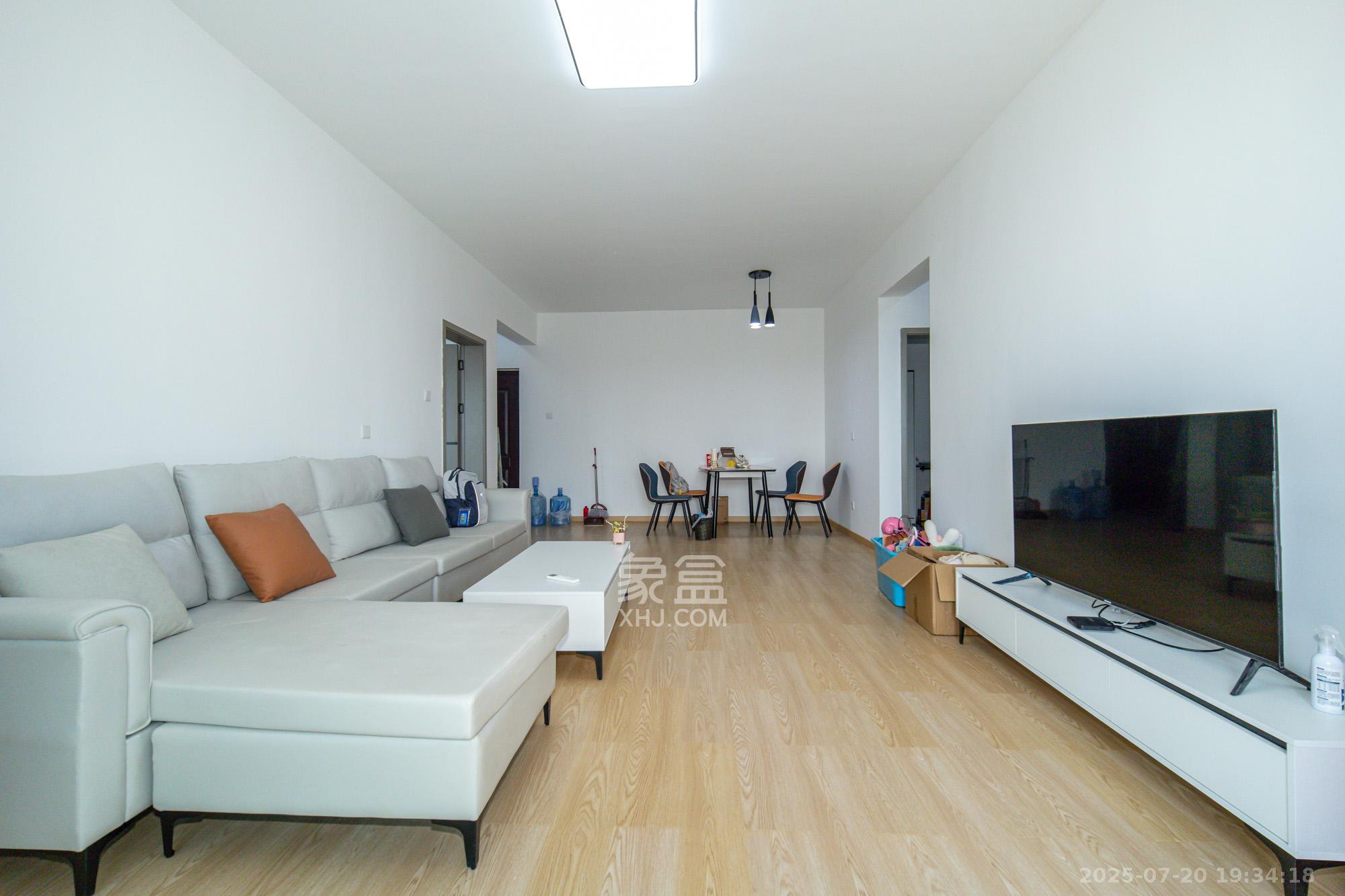 九玺铭城(九玺华府) 3室2厅2卫 99.0万 九玺铭城(九玺华府) 3室2厅2卫 99.0万客厅