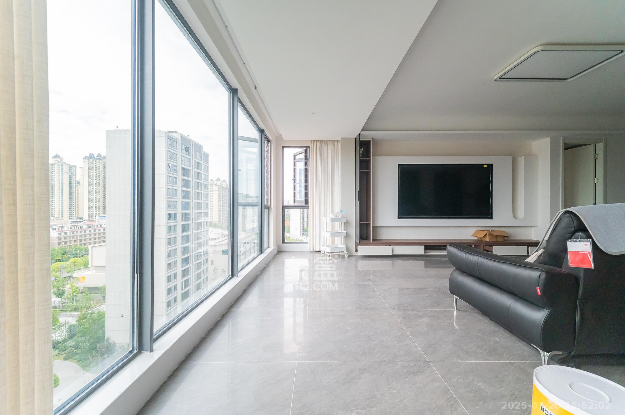 万科松湖天地  4室2厅2卫    222.5万阳台