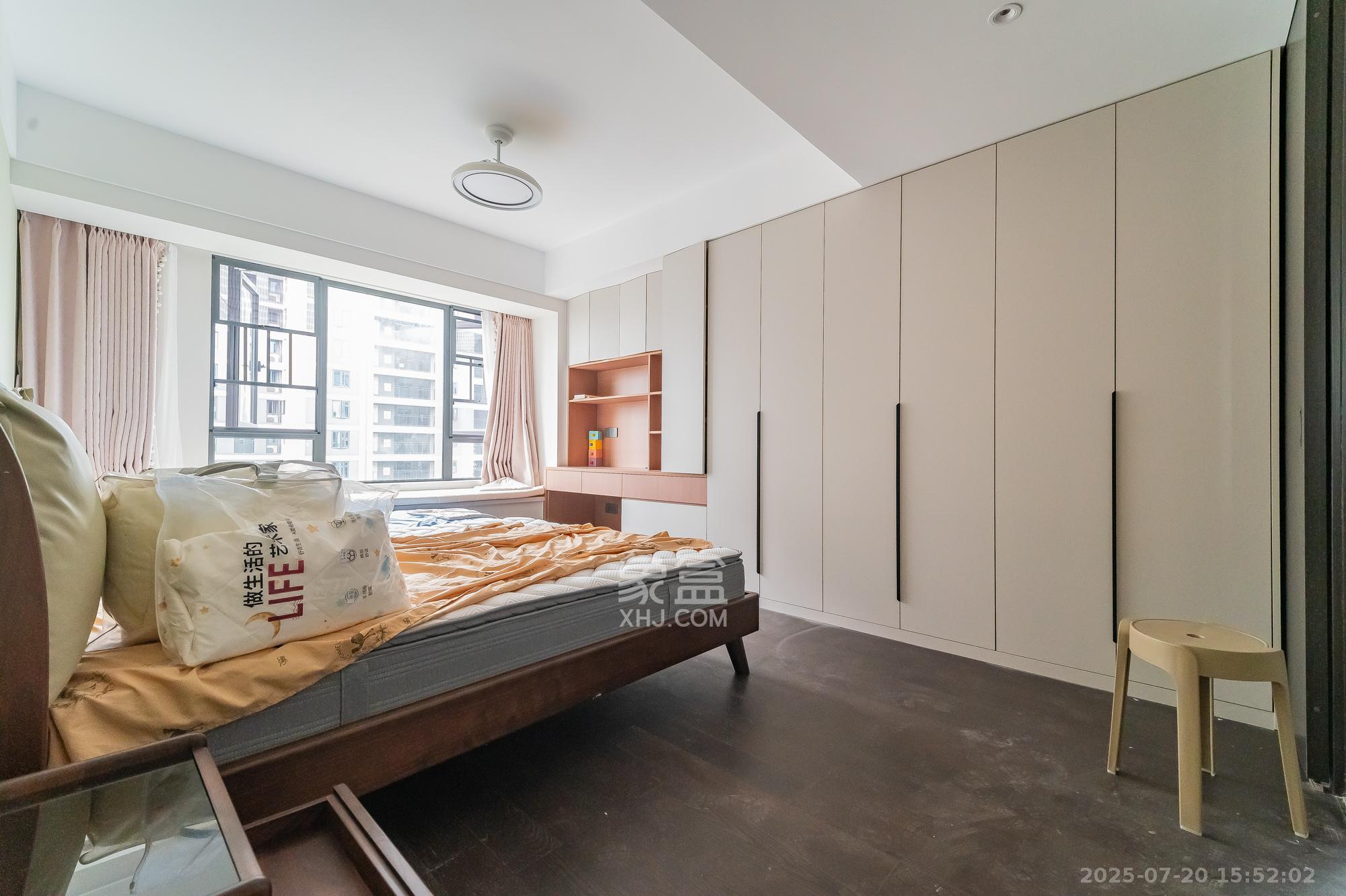 万科松湖天地  4室2厅2卫    222.5万卧室