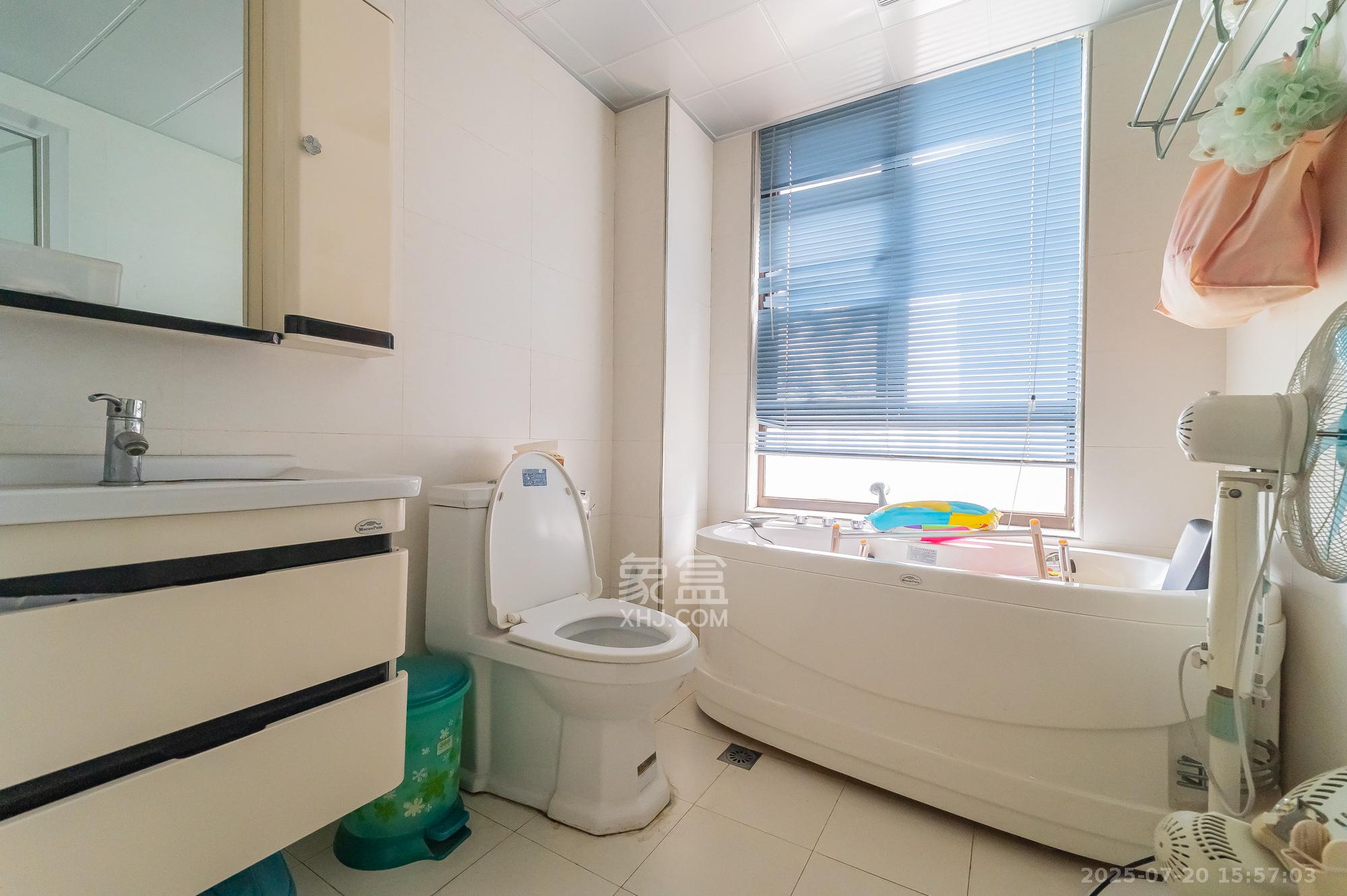 华润凤凰城三期 3室2厅2卫 90.0万 华润凤凰城三期 3室2厅2卫 90.0万卫生间