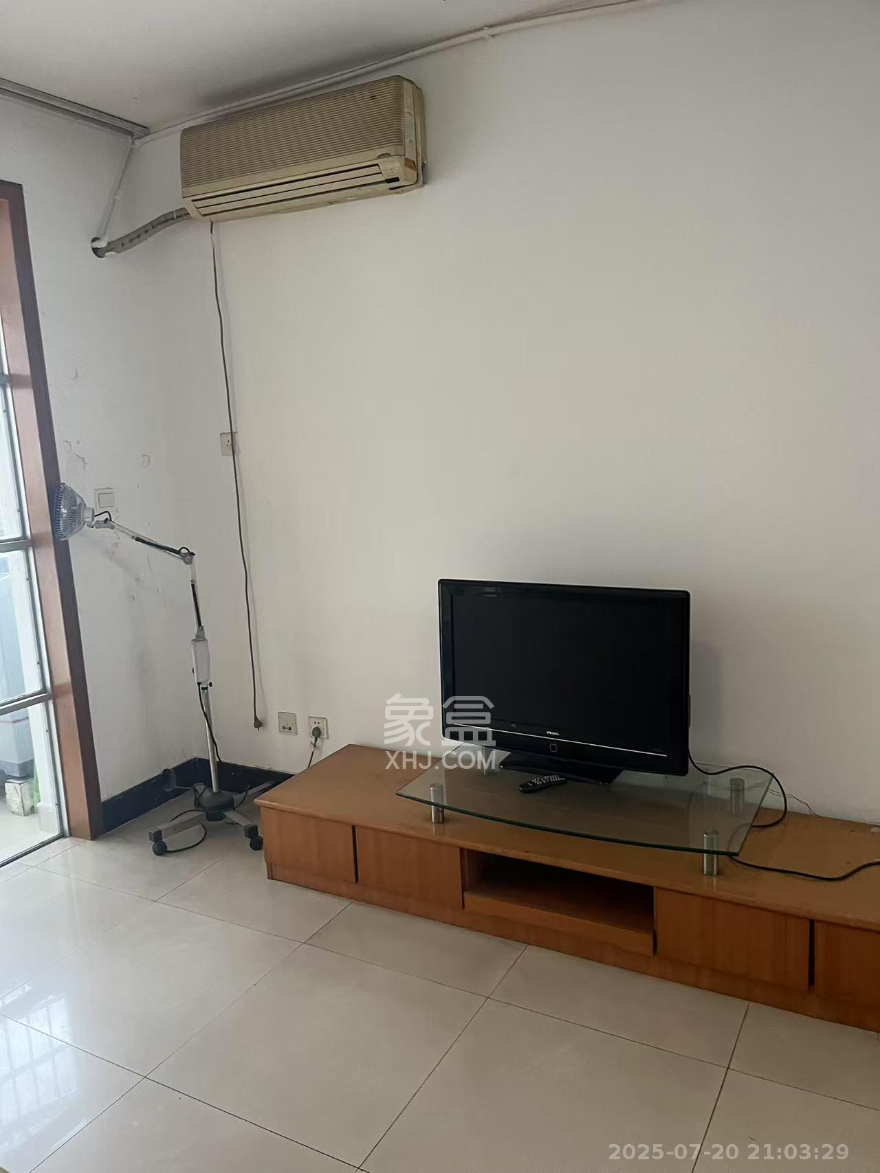 莲湖汽车饰品城(莲湖公寓) 2室1厅1卫 1500.0元/月 莲湖汽车饰品城(莲湖公寓) 2室1厅1卫 1500.0元/月室内图