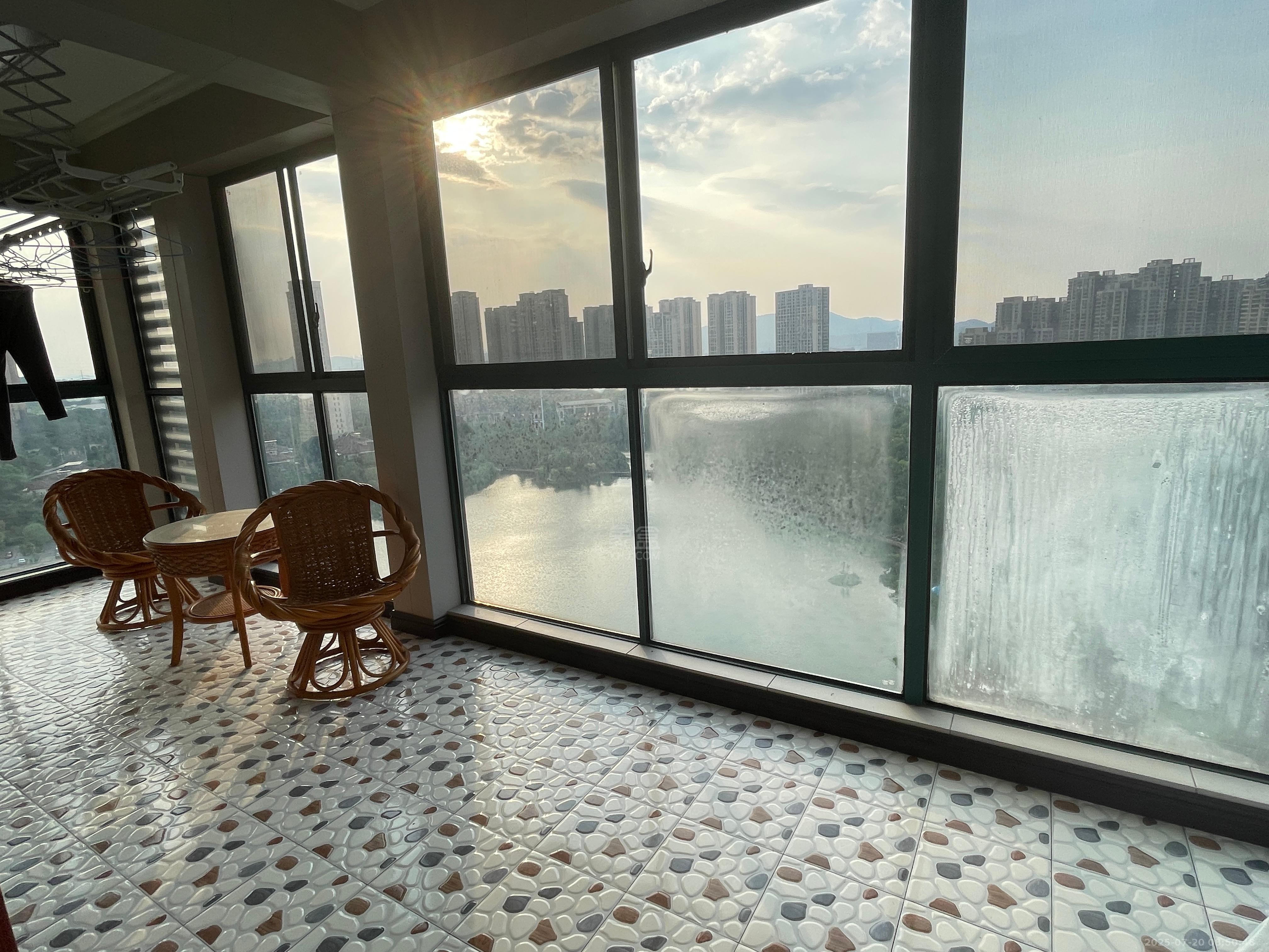 湖景名城  1室2厅2卫   2800.00元/月室内图
