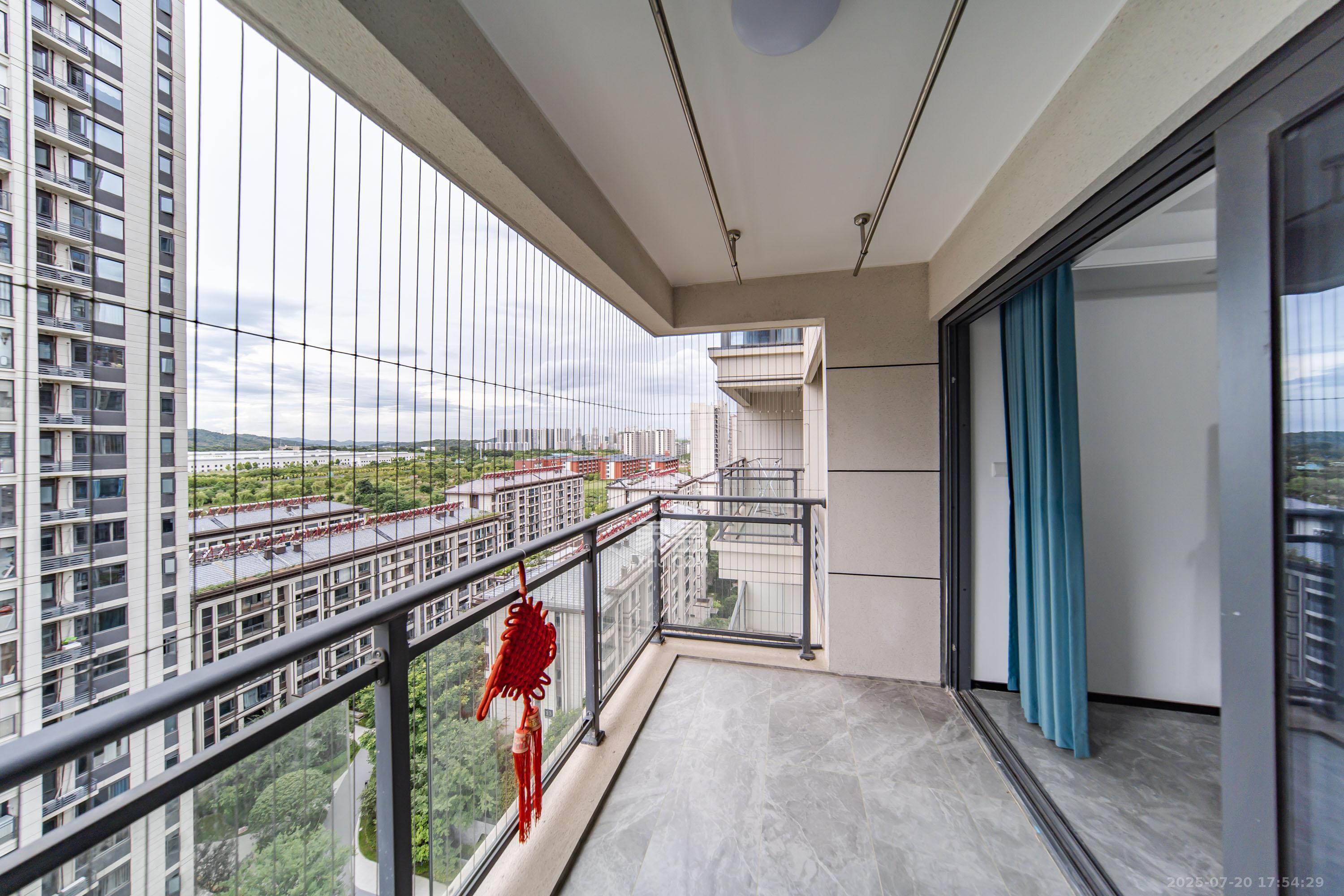 保利天汇 3室2厅2卫 132.0万 保利天汇 3室2厅2卫 132.0万阳台