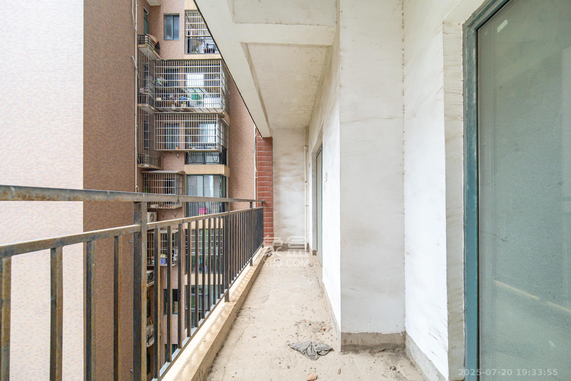 银盘鑫城  4室2厅2卫    58.0万 银盘鑫城  4室2厅2卫    58.0万阳台