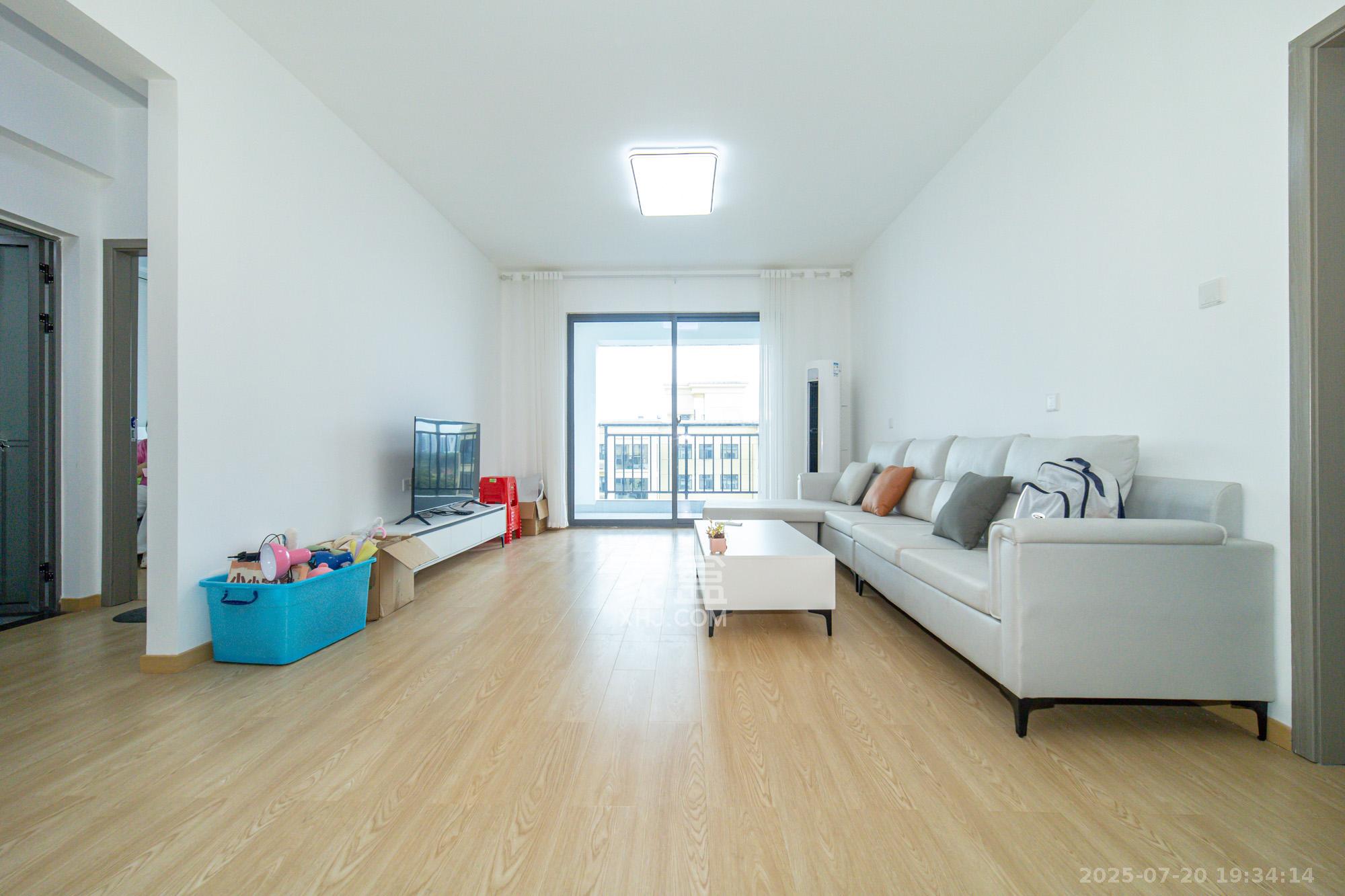 九玺铭城(九玺华府) 3室2厅2卫 99.0万 九玺铭城(九玺华府) 3室2厅2卫 99.0万客厅