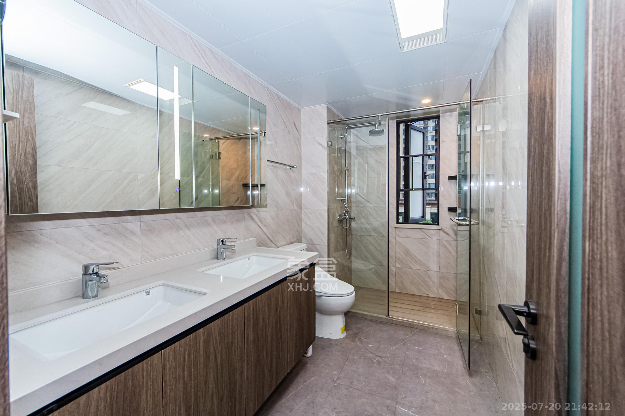 龙湖春江天玺 4室2厅2卫 215.0万 龙湖春江天玺 4室2厅2卫 215.0万卫生间