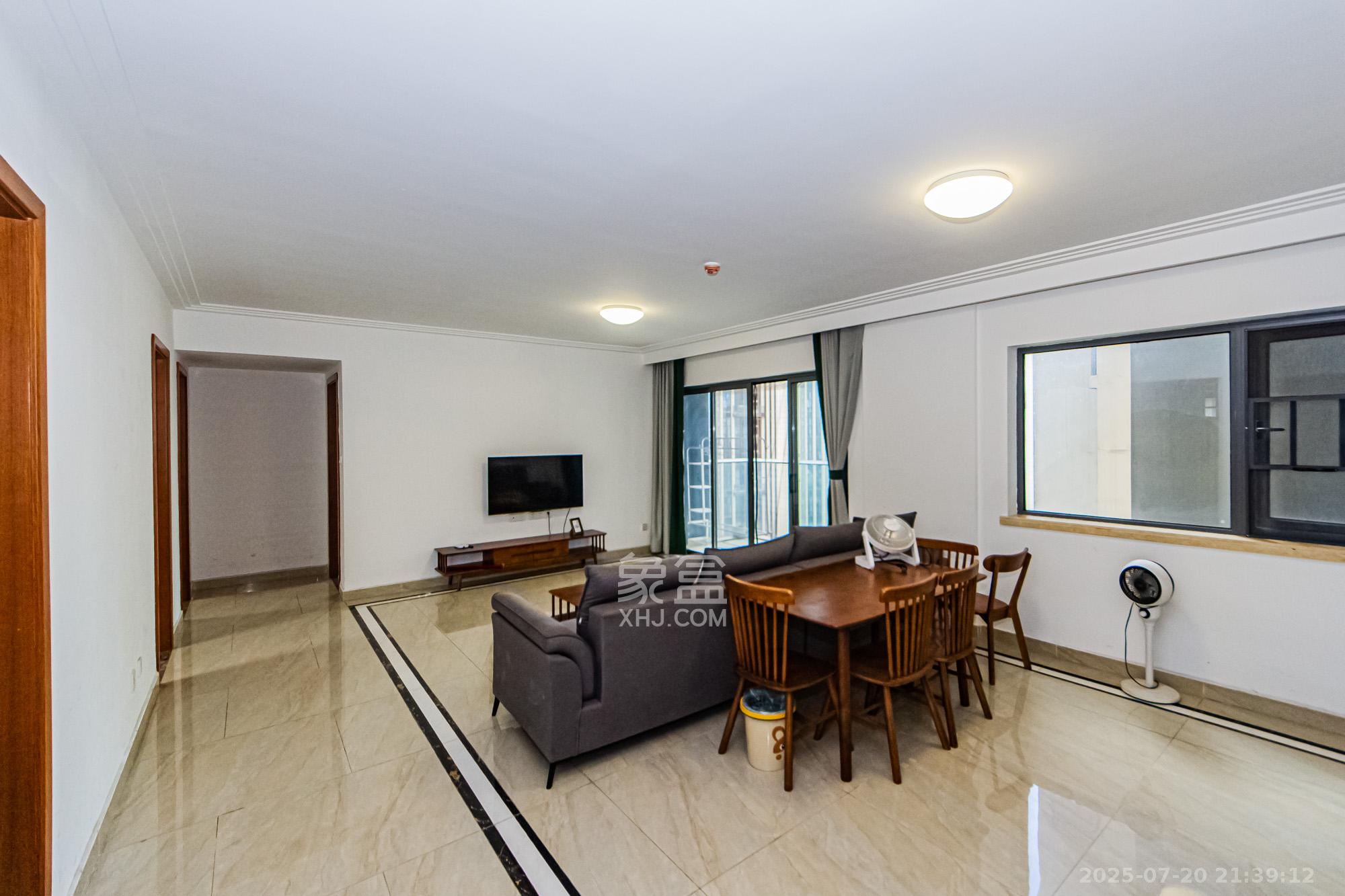 珠江好世界 4室2厅2卫 155.0万 珠江好世界 4室2厅2卫 155.0万客厅