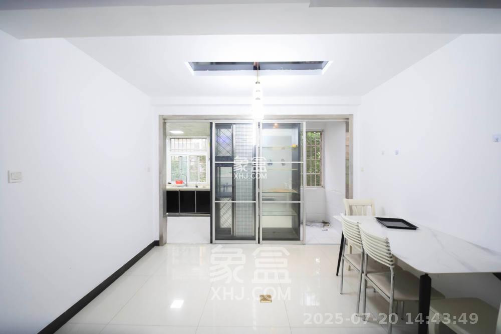 嘉盛华庭(一期、二期、三期) 3室2厅2卫 2800.0元/月 嘉盛华庭(一期、二期、三期) 3室2厅2卫 2800.0元/月室内图