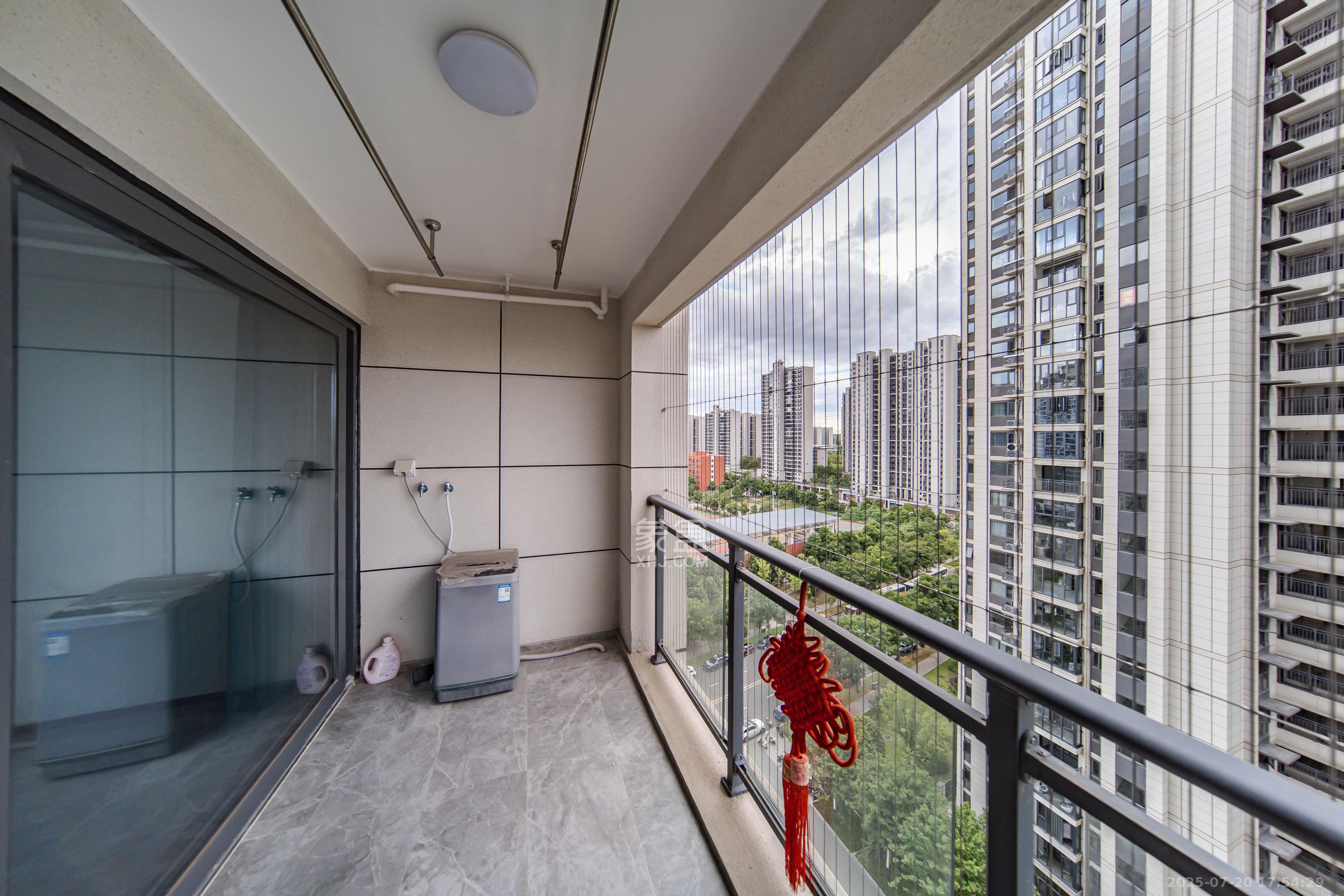 保利天汇 3室2厅2卫 132.0万 保利天汇 3室2厅2卫 132.0万阳台