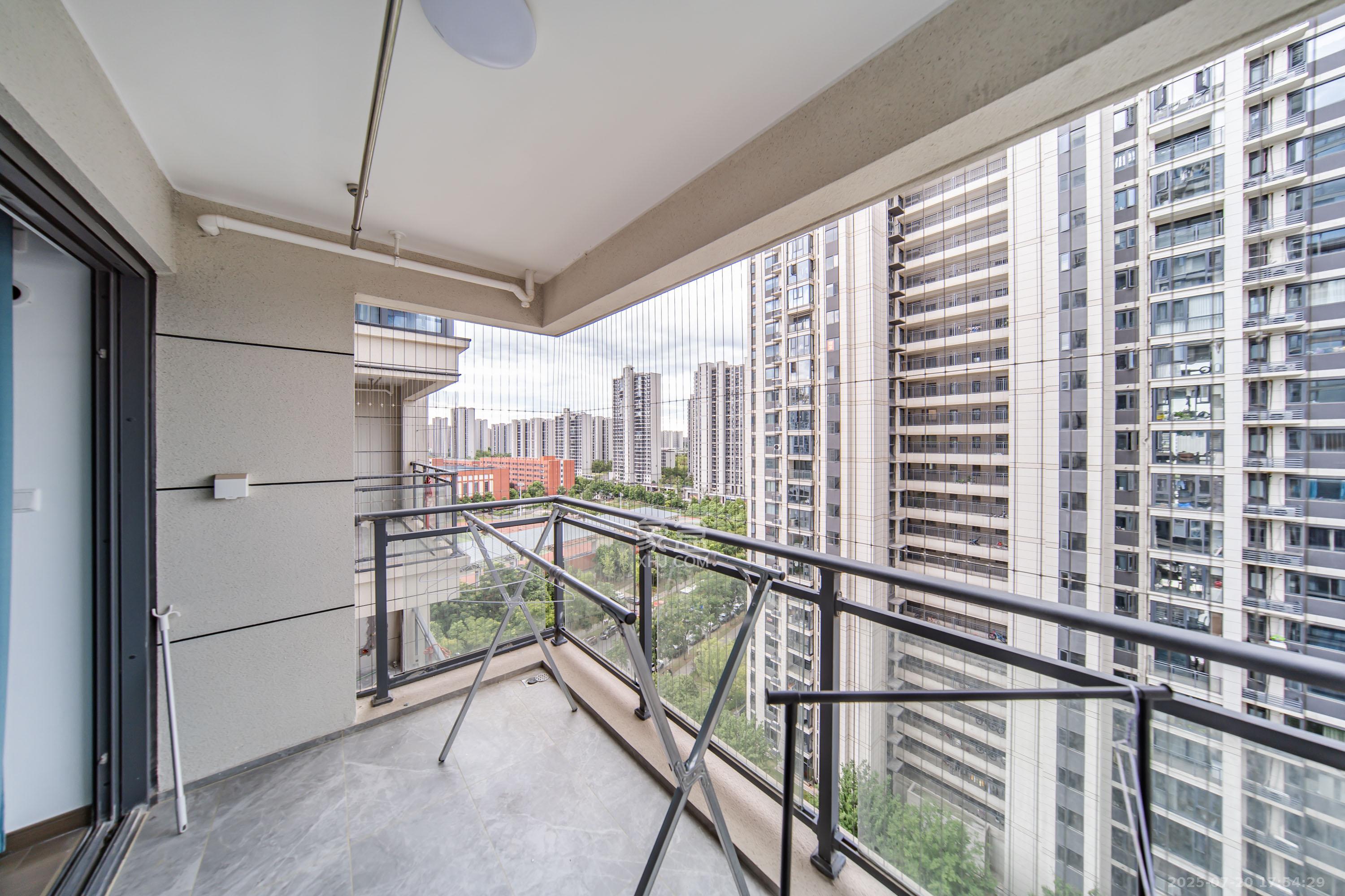 保利天汇 3室2厅2卫 132.0万 保利天汇 3室2厅2卫 132.0万阳台