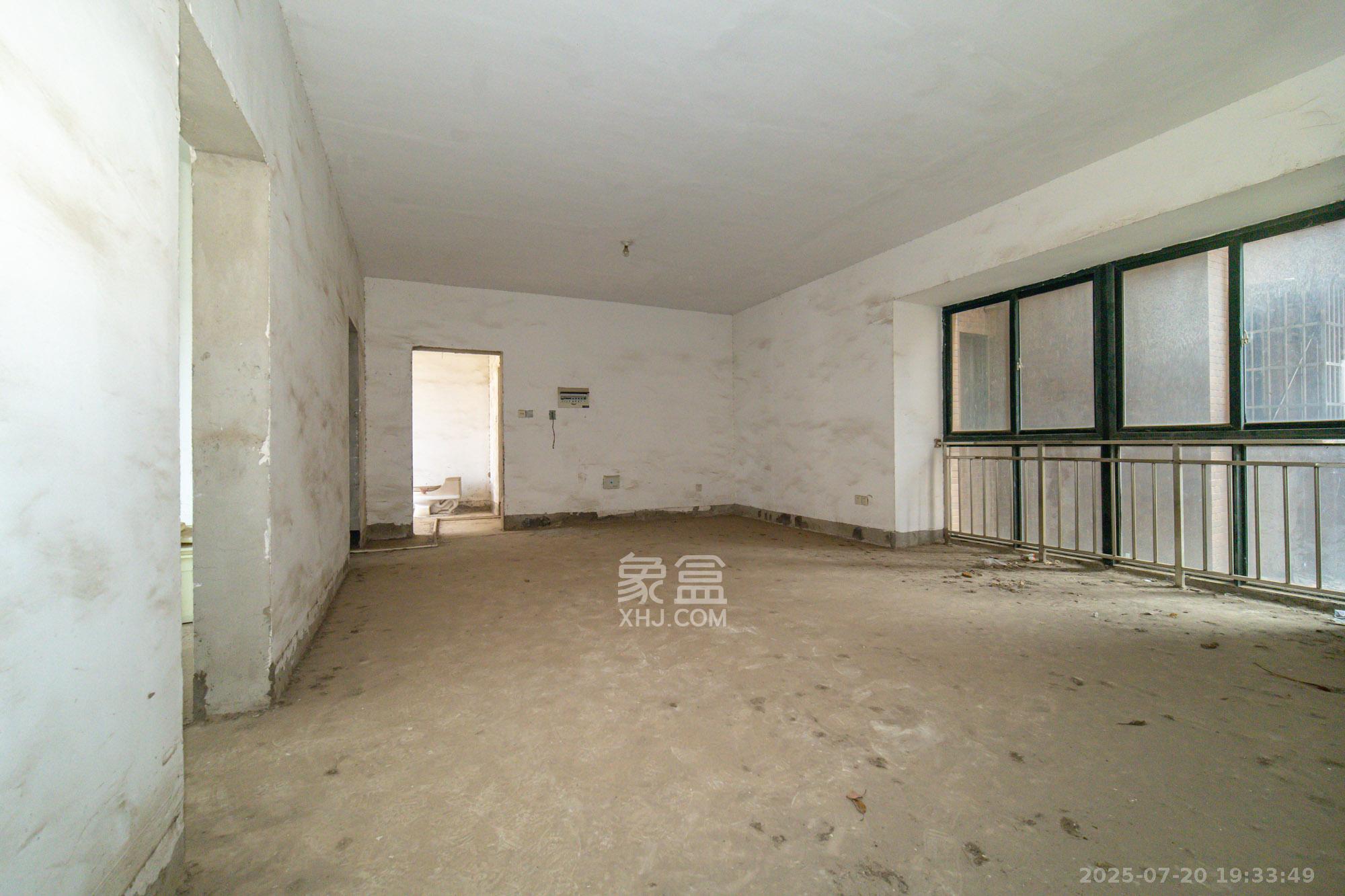 银盘鑫城  4室2厅2卫    58.0万 银盘鑫城  4室2厅2卫    58.0万客厅