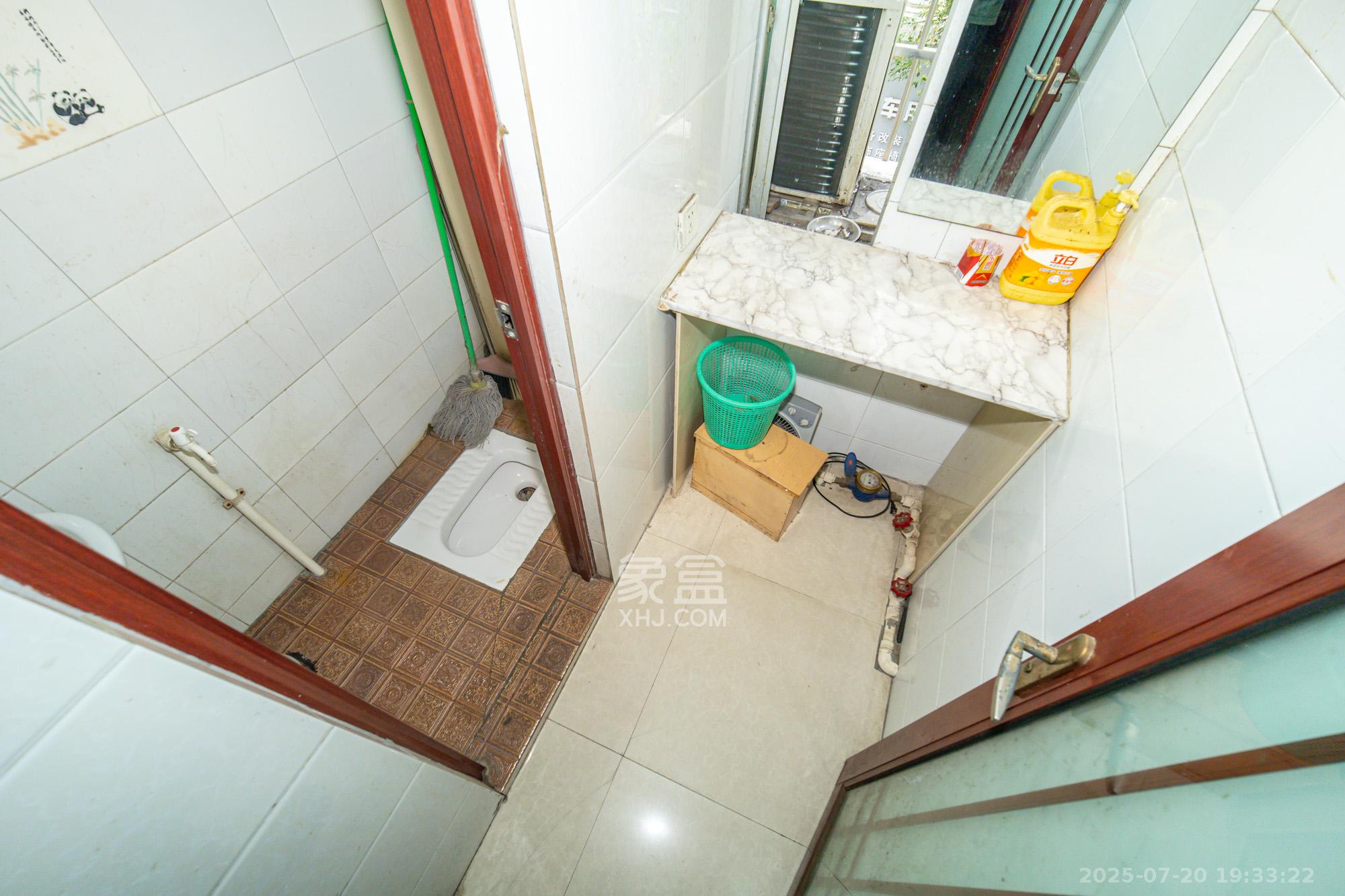 中南汽车世界  3室2厅2卫    40.0万 中南汽车世界  3室2厅2卫    40.0万卫生间