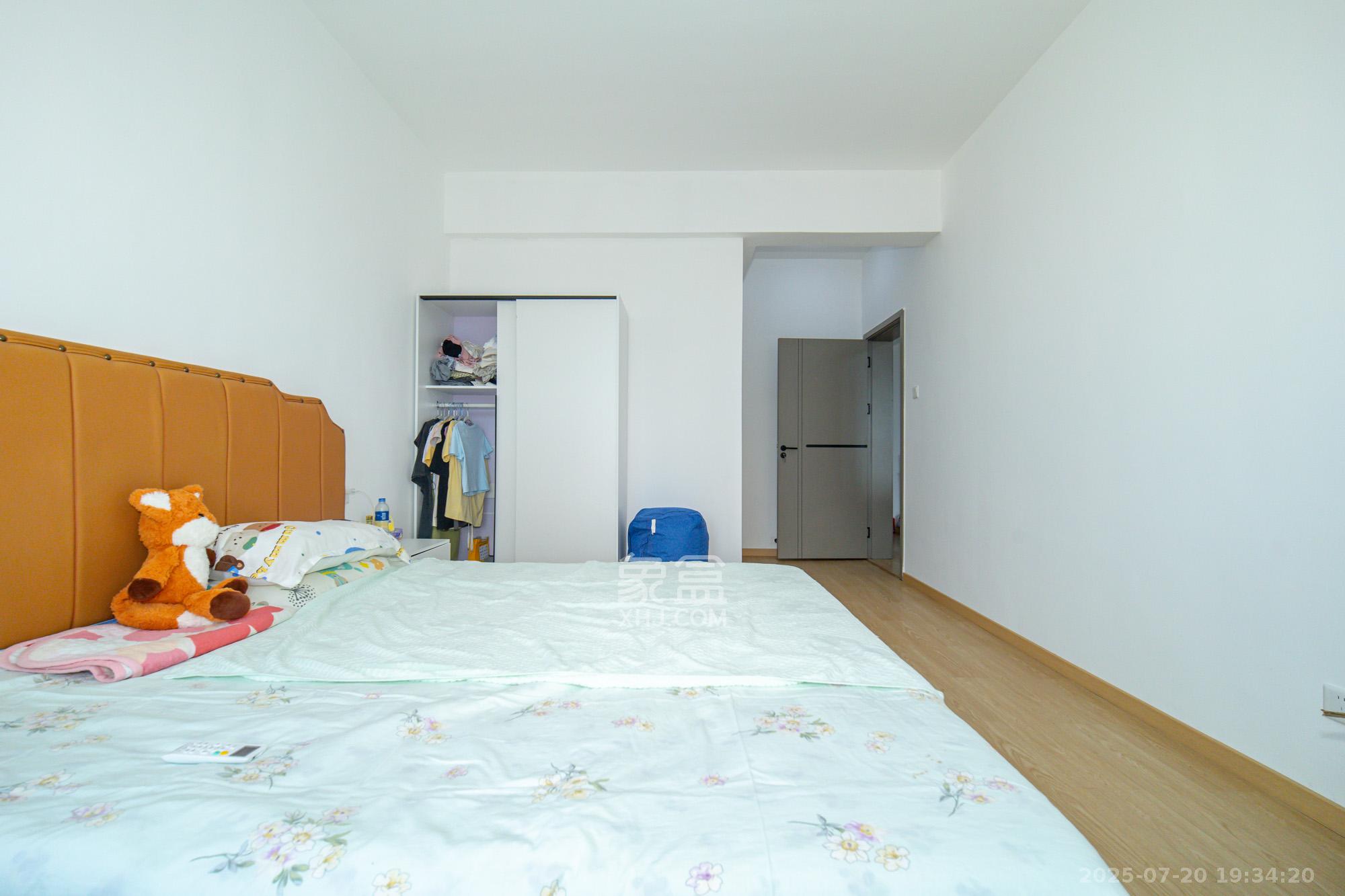 九玺铭城(九玺华府) 3室2厅2卫 99.0万 九玺铭城(九玺华府) 3室2厅2卫 99.0万卧室